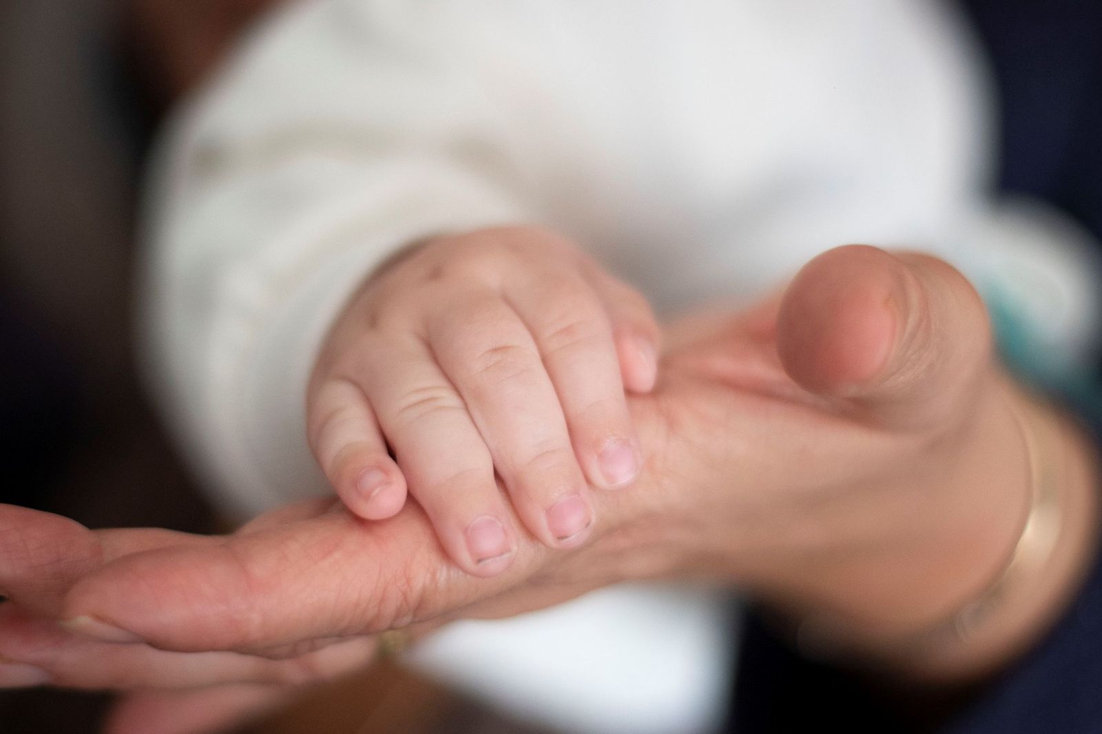 Las manos de Rosa junto a las de la niña que tiene en acogida en su casa de Melegis.
