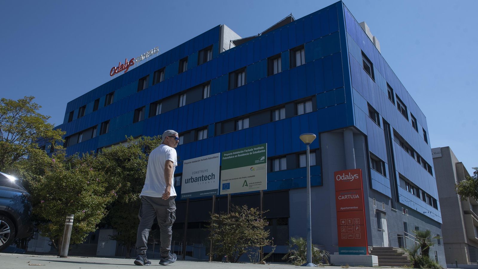 La residencia situada en la Avenida Leonardo Da Vinci, en la Isla de la Cartuja.