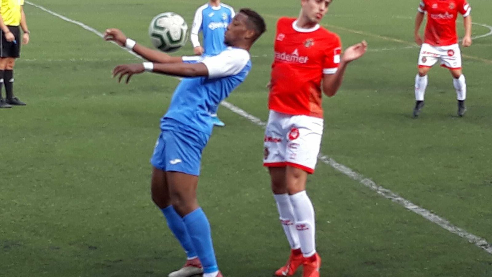 Jhon controla el balón con el pecho.