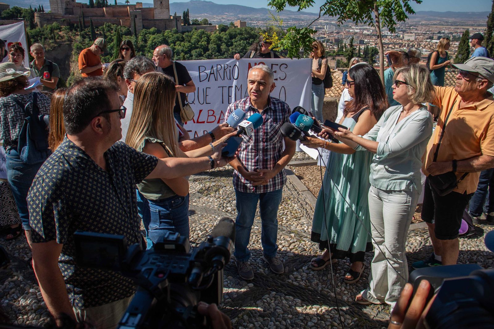 Las mejores imágenes: Vecinos del Albaicín exigen un turismo regulado en Granada