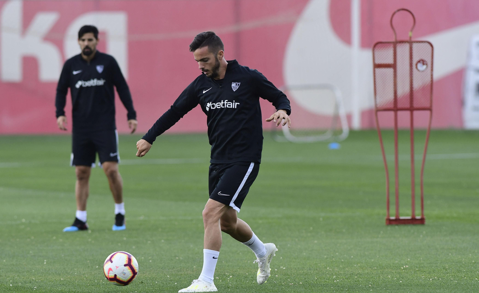 Sarabia se ha ejercitado normalmente con el resto de compañeros; al fondo, Nolito.