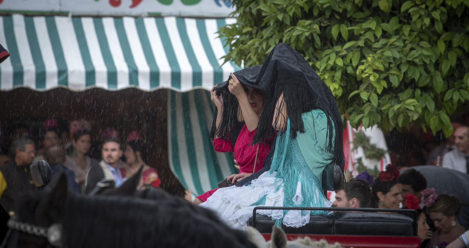 Sol y lluvia en el lunes de Feria