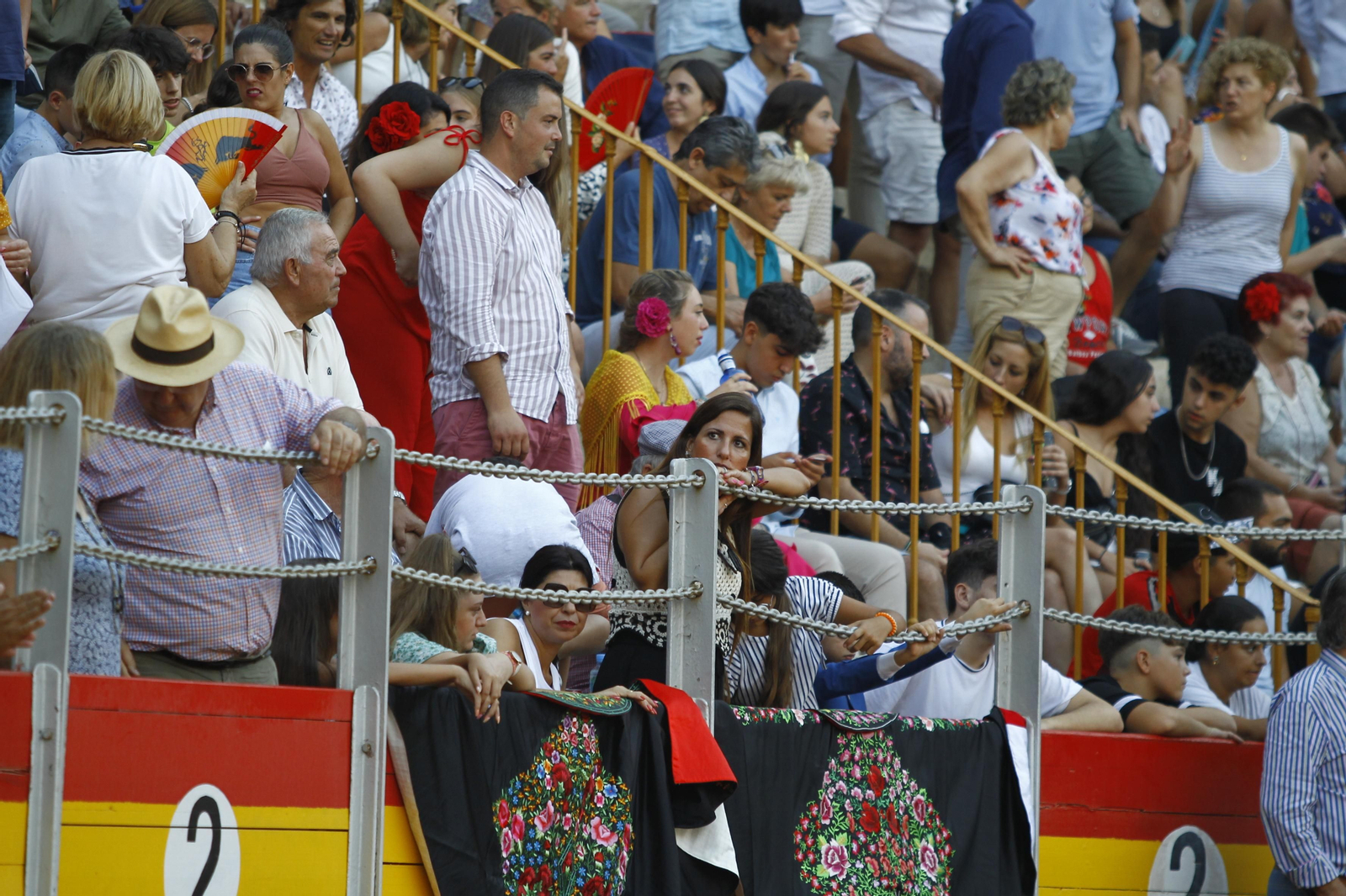 Imágenes del ambiente en la novillada organizada por la Escuela Taurina de Almería