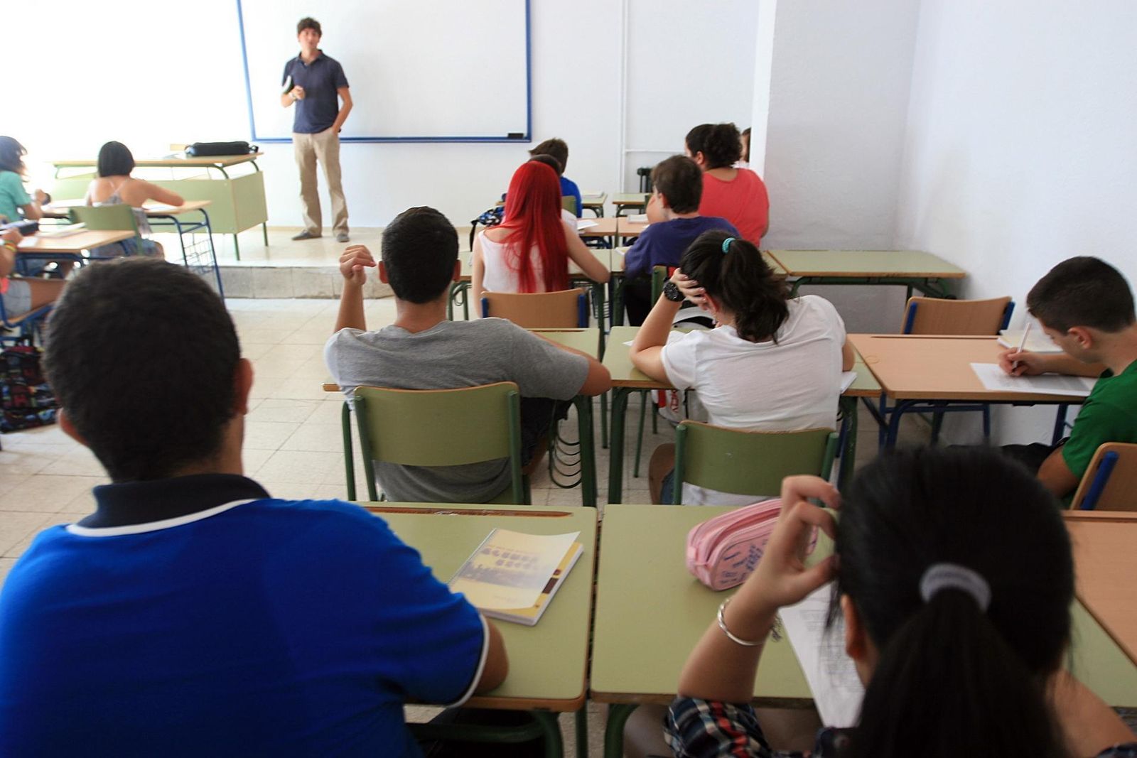 Un profesor imparte clase en un instituto.
