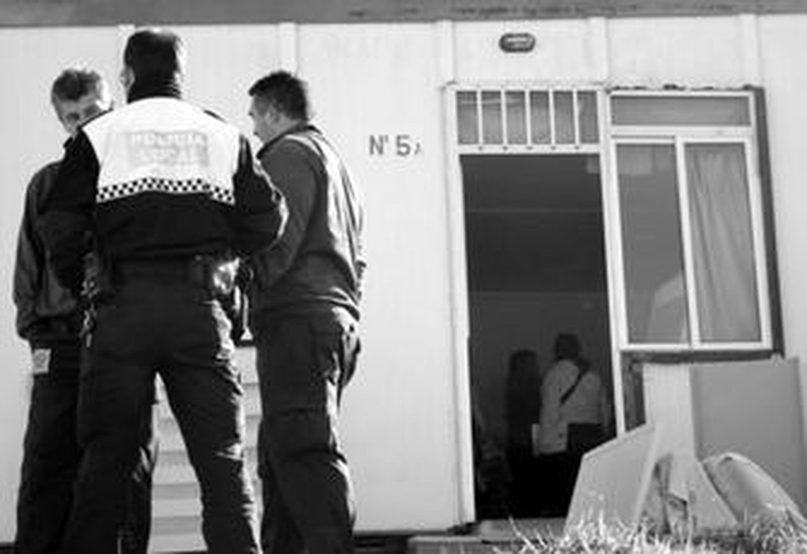 Un agente de la Policía Local, durante la intervención de ayer en La Chanca.