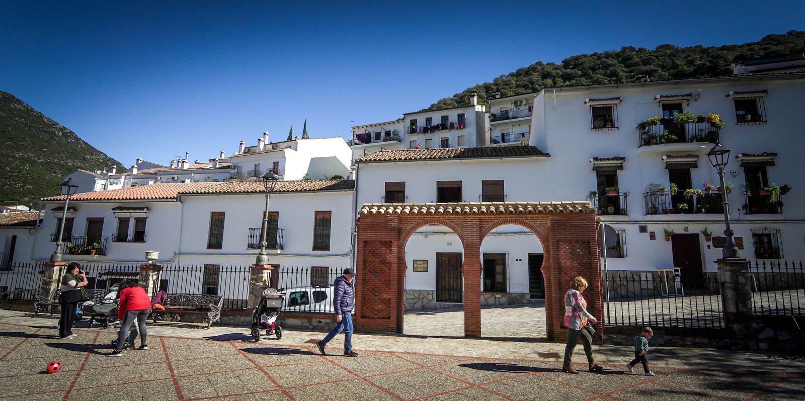 Así es la vida en Benamahoma, aislada por el colapso de la A-372