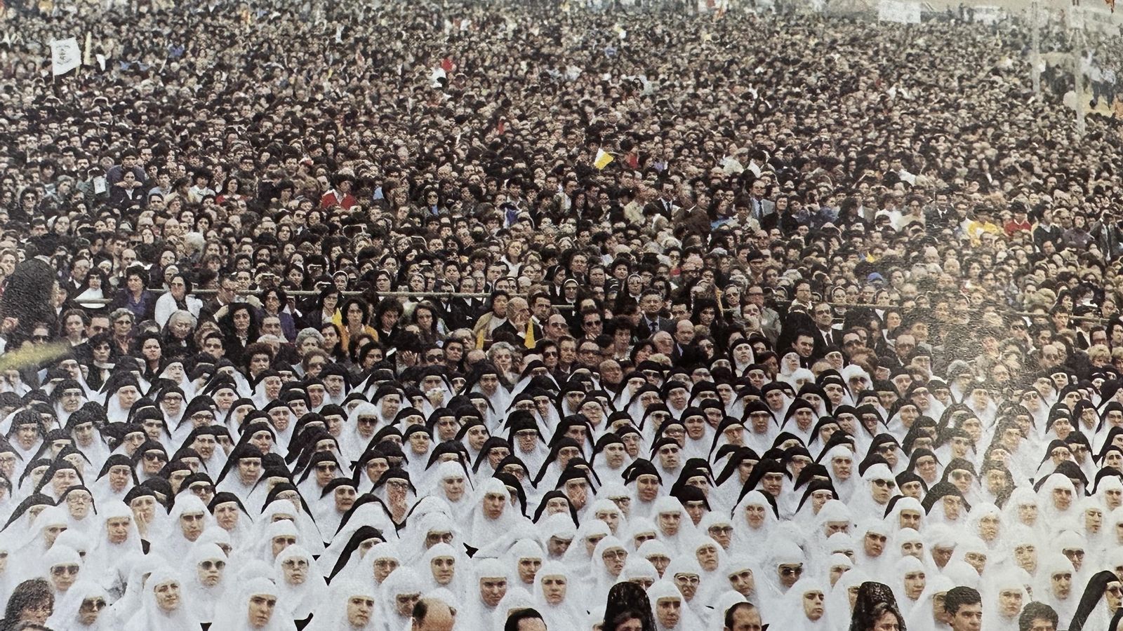 Las hermanas de la cruz y parte del público asistente a la beatificación.