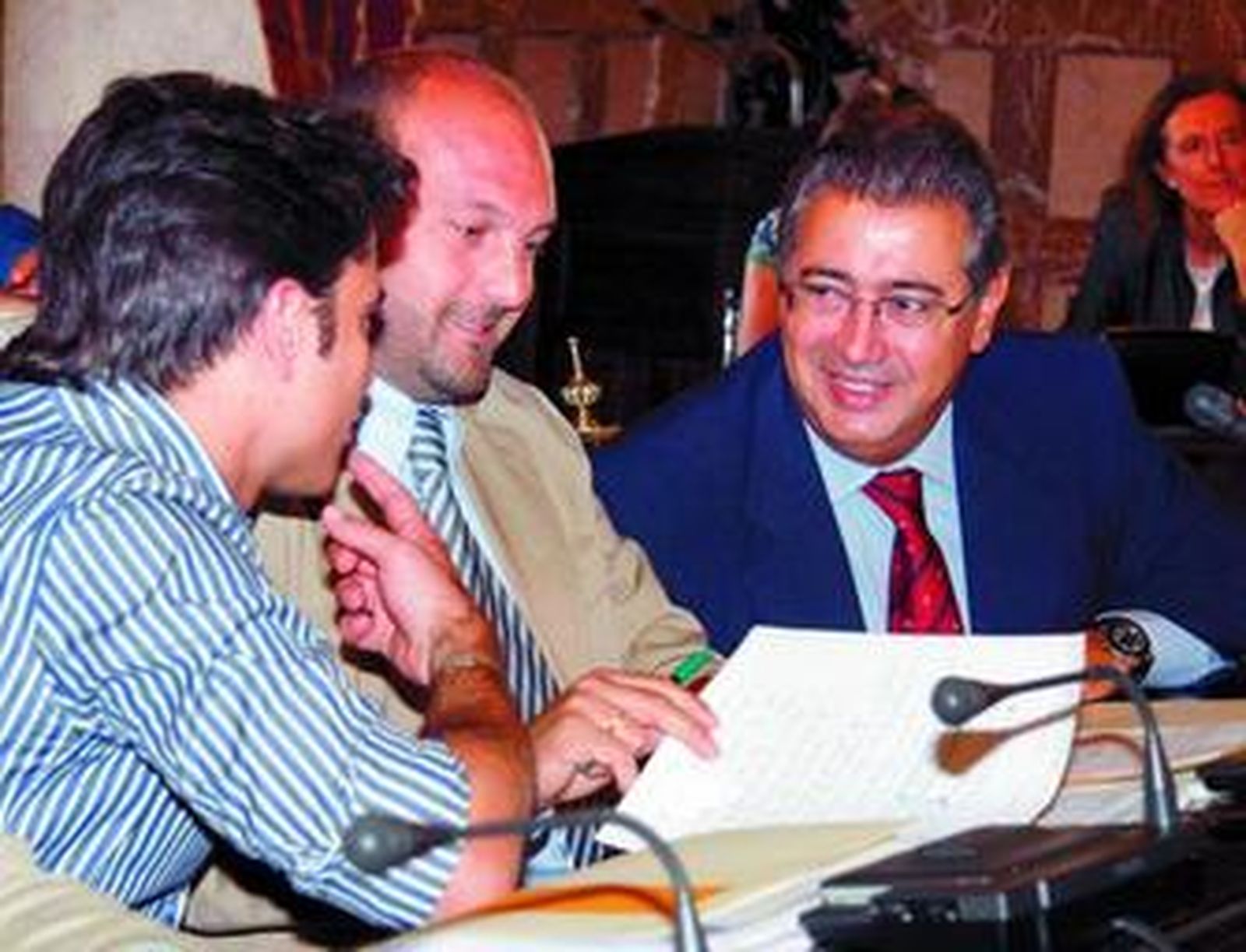 Juan Ignacio Zoido charla animadamente con los concejales de su grupo Beltrán Pérez y Curro Pérez.