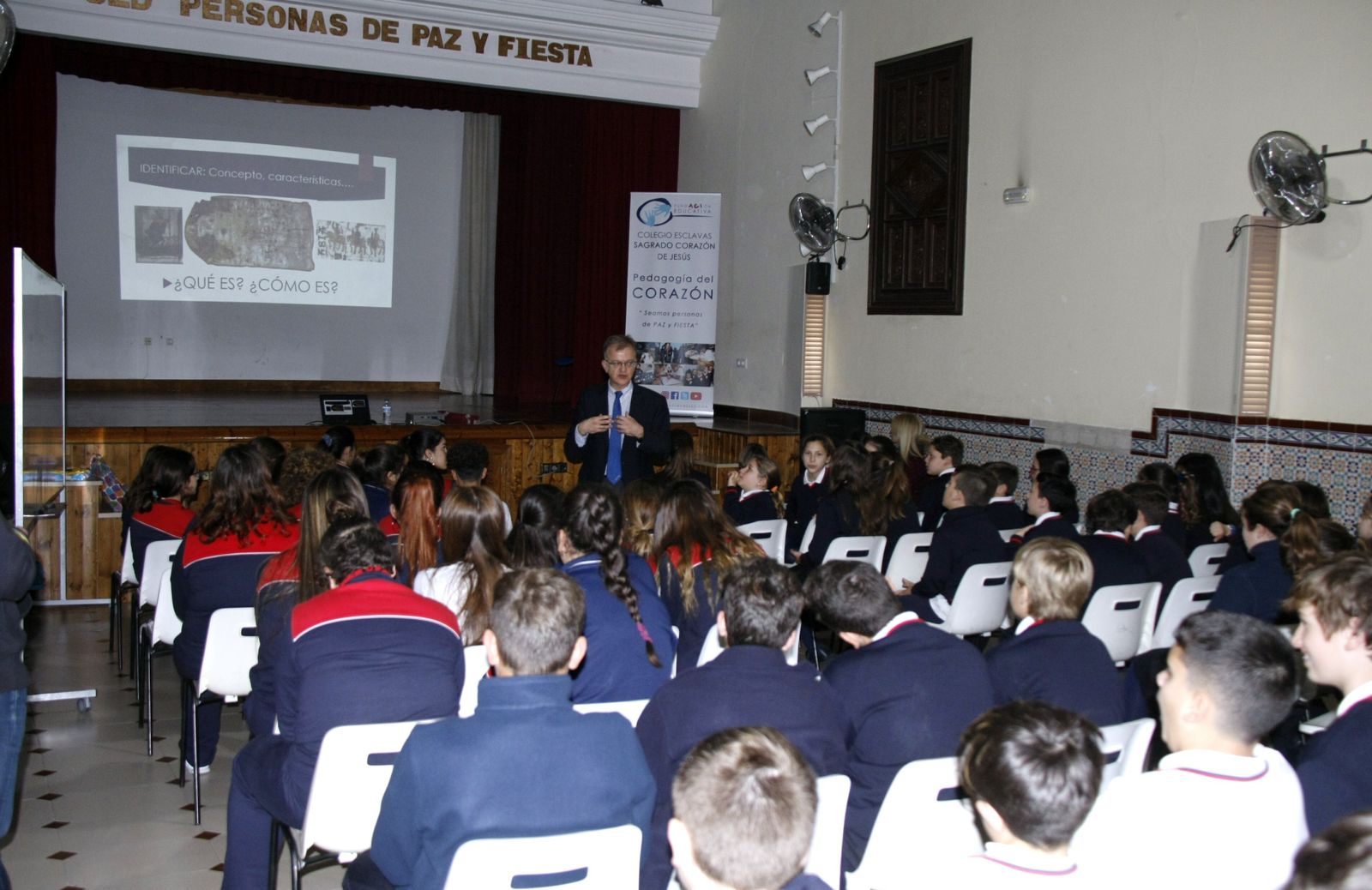 El profesor José Alberto de la Riva durante la conferencia en el salón de actos del colegio de Las Esclavas.
