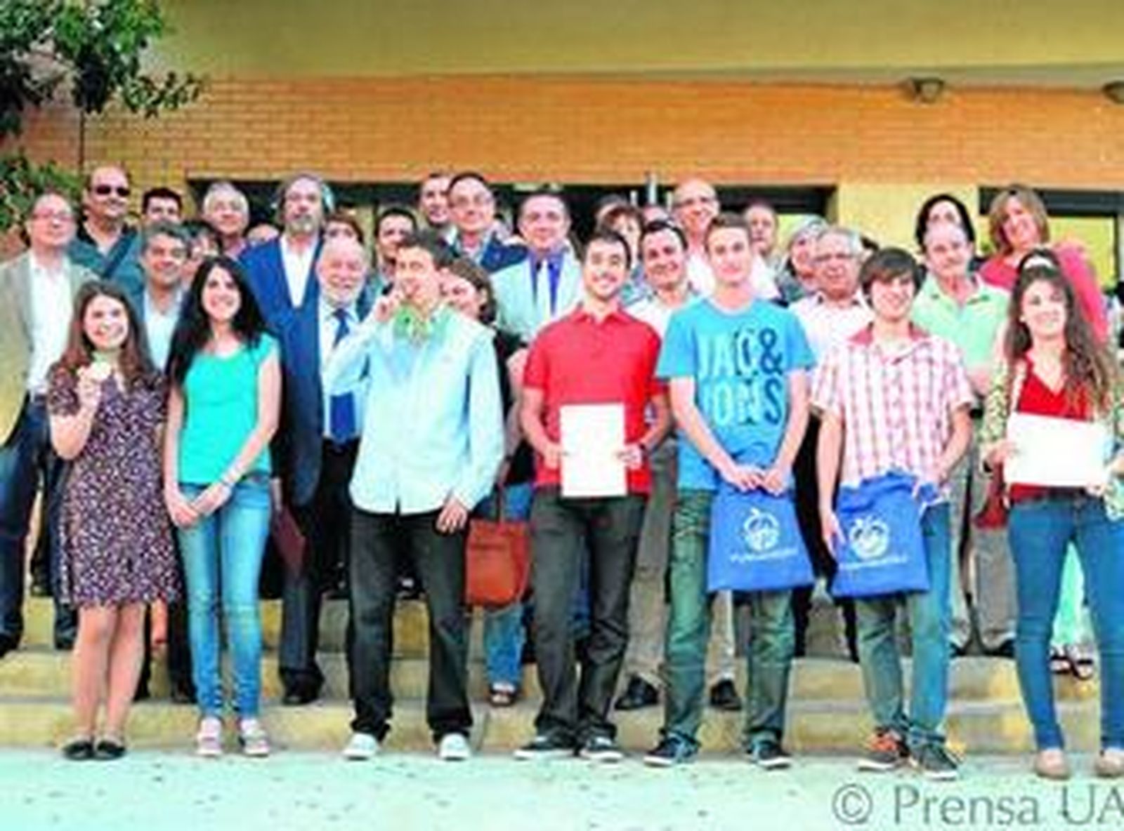 Premiados junto a sus profesores, familiares y equipo directivo de la EPS-Facultad de Ciencias Experimentales.