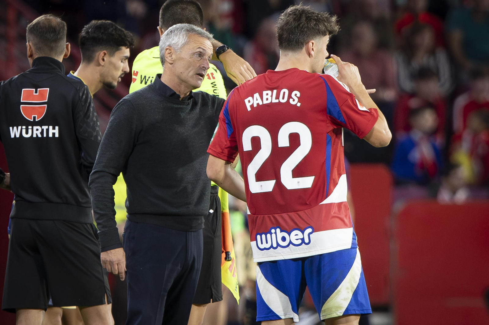 Escribá dialoga con Pablo Sáenz durante el partido