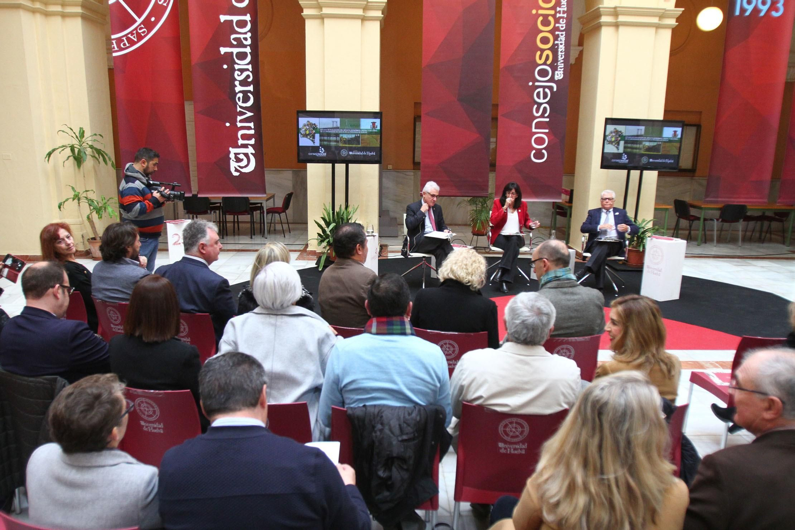 Imágenes de la presentación del estudio sobre 'El impacto económico, social y cultural de la UHU en la provincia'