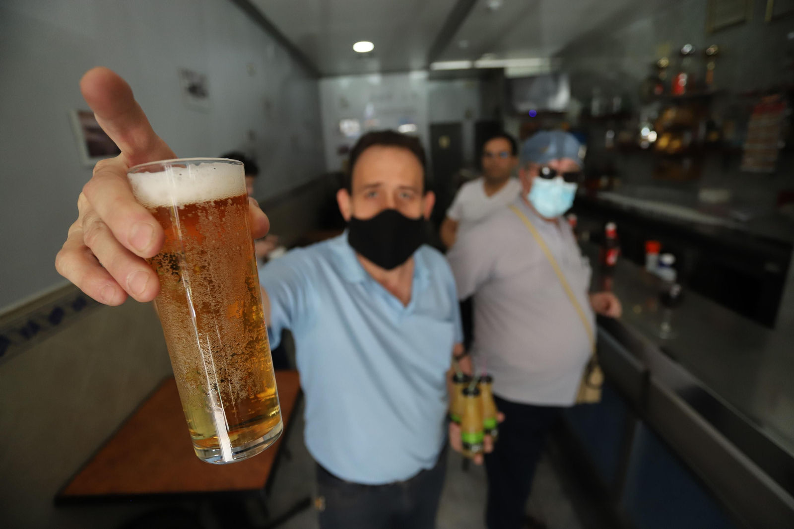 Imágenes del disfrute en fase tres de desescalada en la barra de los bares