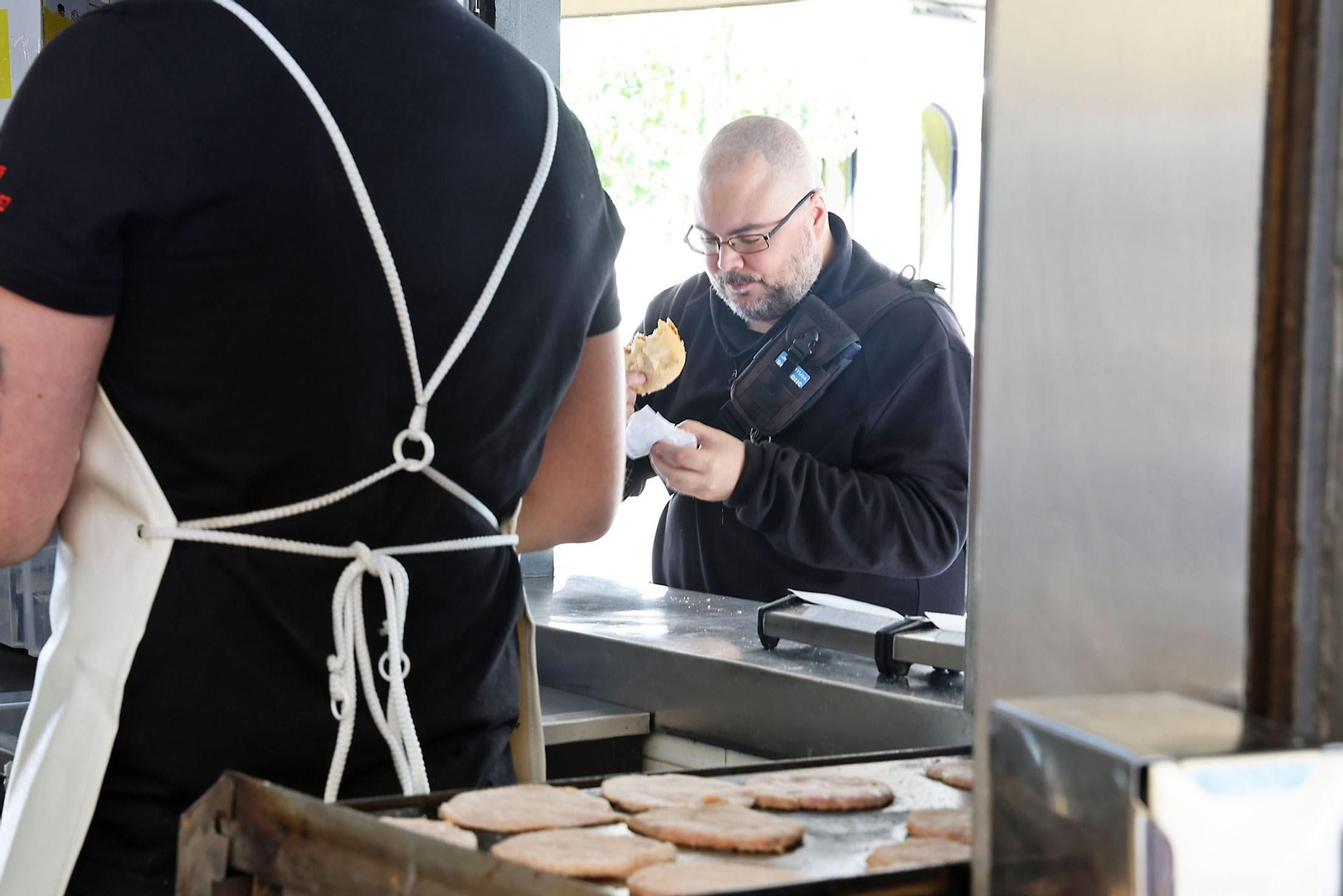 Las hamburguesas de la Plaza de las Monjas: imágenes de un manjar que sigue enamorando tras 60 años en Huelva
