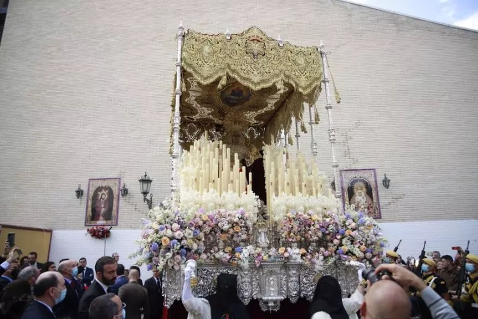 La Virgen del Rosario saliendo de su templo
