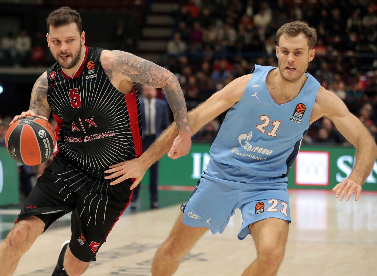 Vladimir Micov y Tim Abromaitis, en un partido de Euroliga.