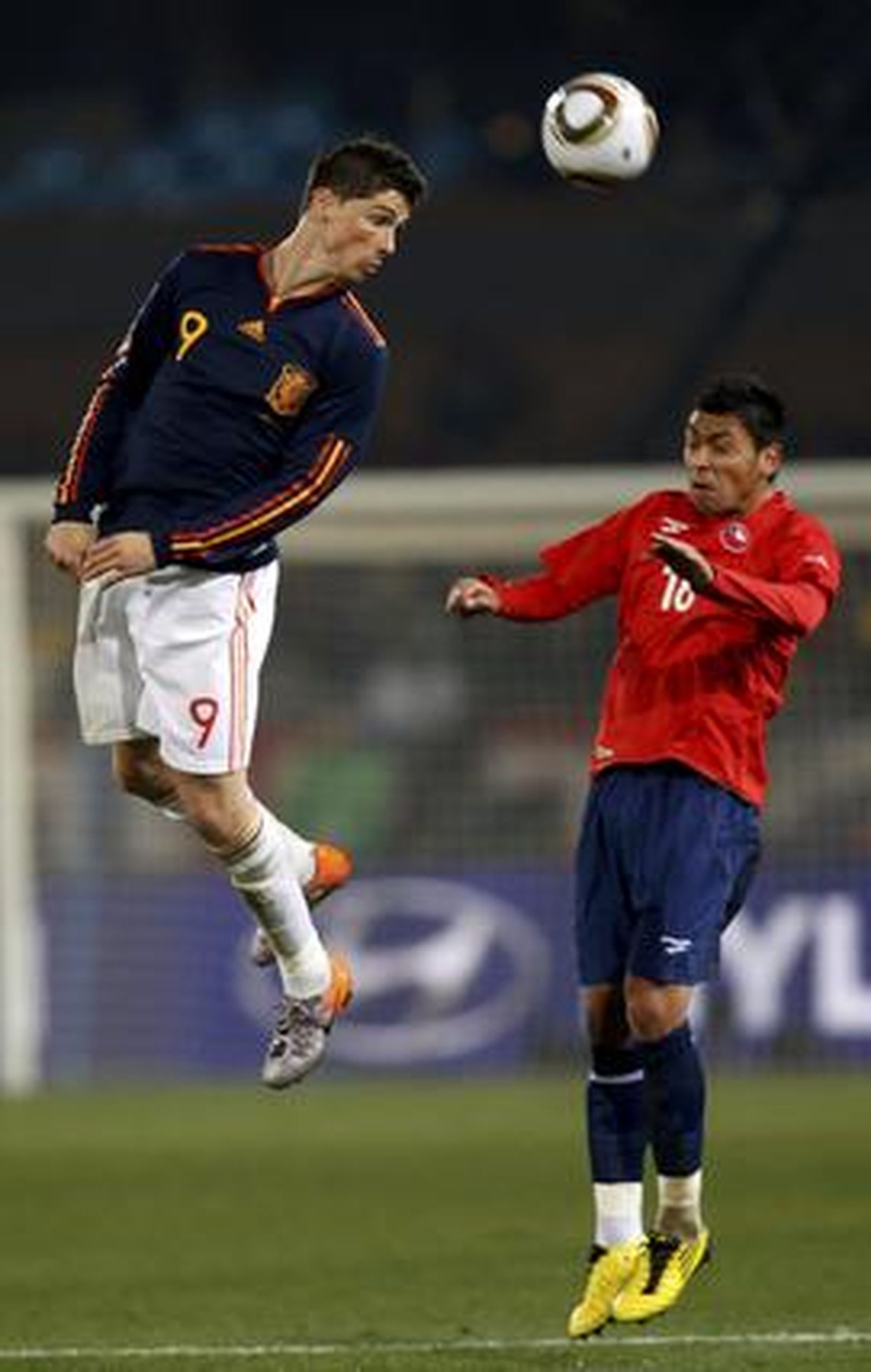 Torres peina una pelota hacia atrás. / Reportaje gráfico: EFE, Reuters, AFP.