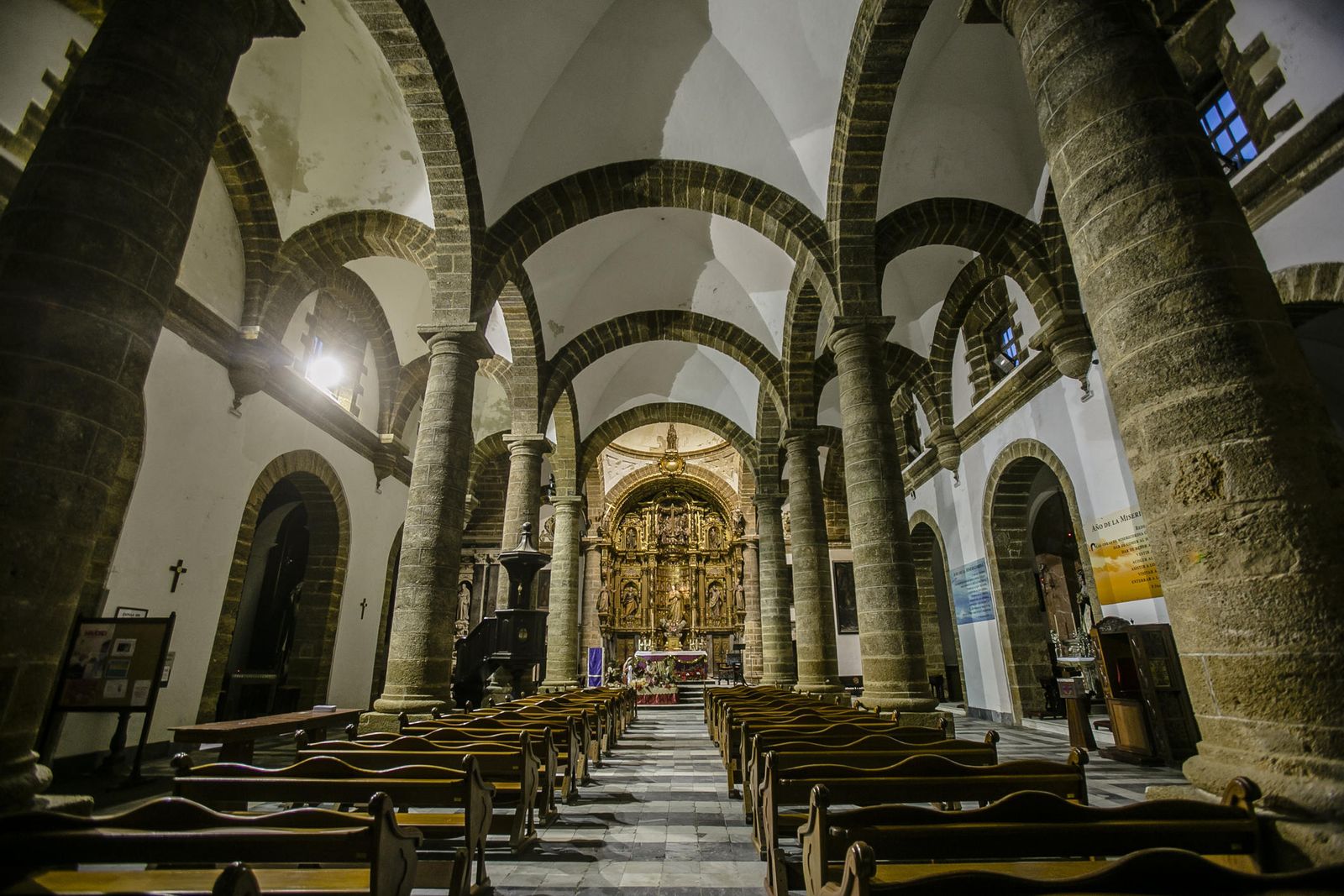 Interior de la parroquia de San Cruz.