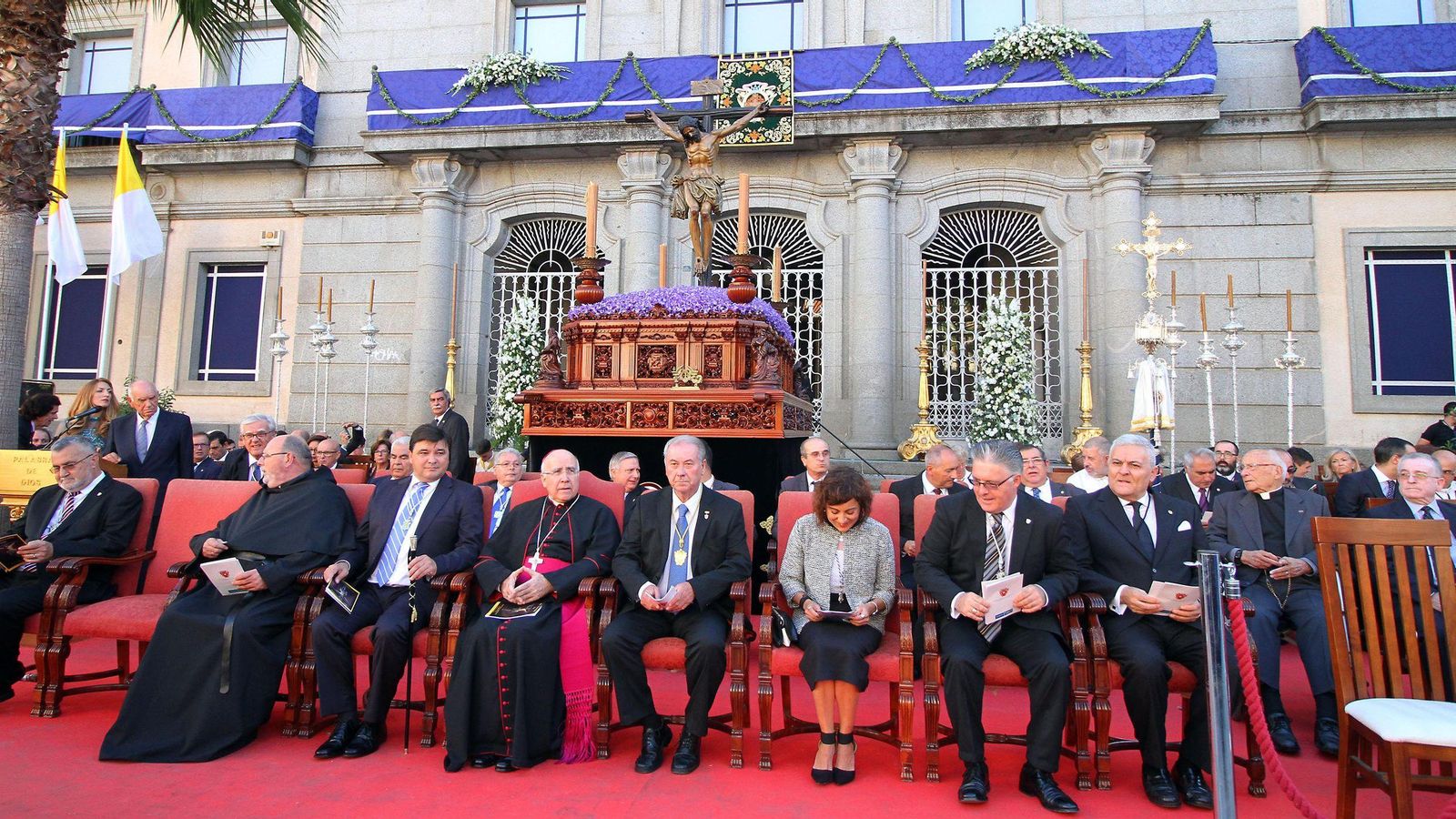 Principales autoridades y cargos de la ciudad presiden el recorrido oficial de la magna del año 2016