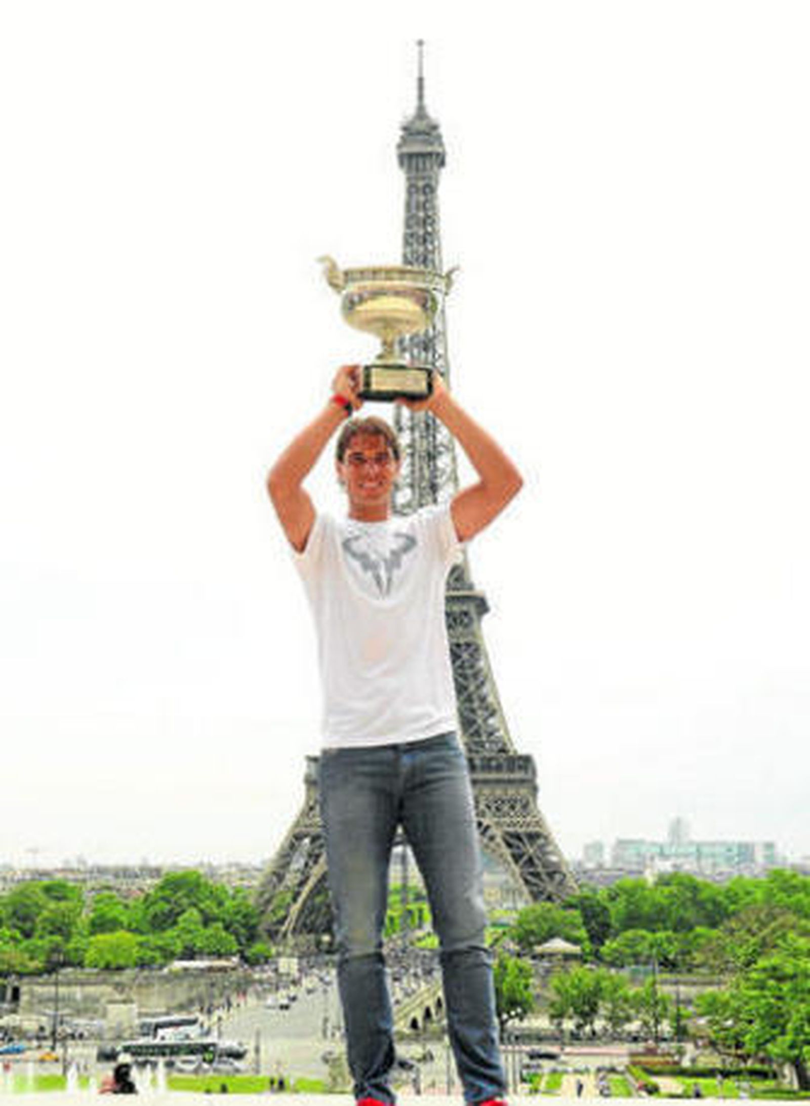 Rafael Nadal posa delante de la Torre Eiffel con la Copa de los Mosqueteros en París.