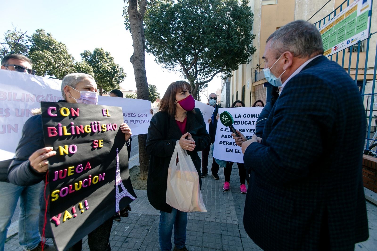 Madres y padres de Reyes Católicos abordaron a Miguel Andréu en la puerta del IES San Severiano.