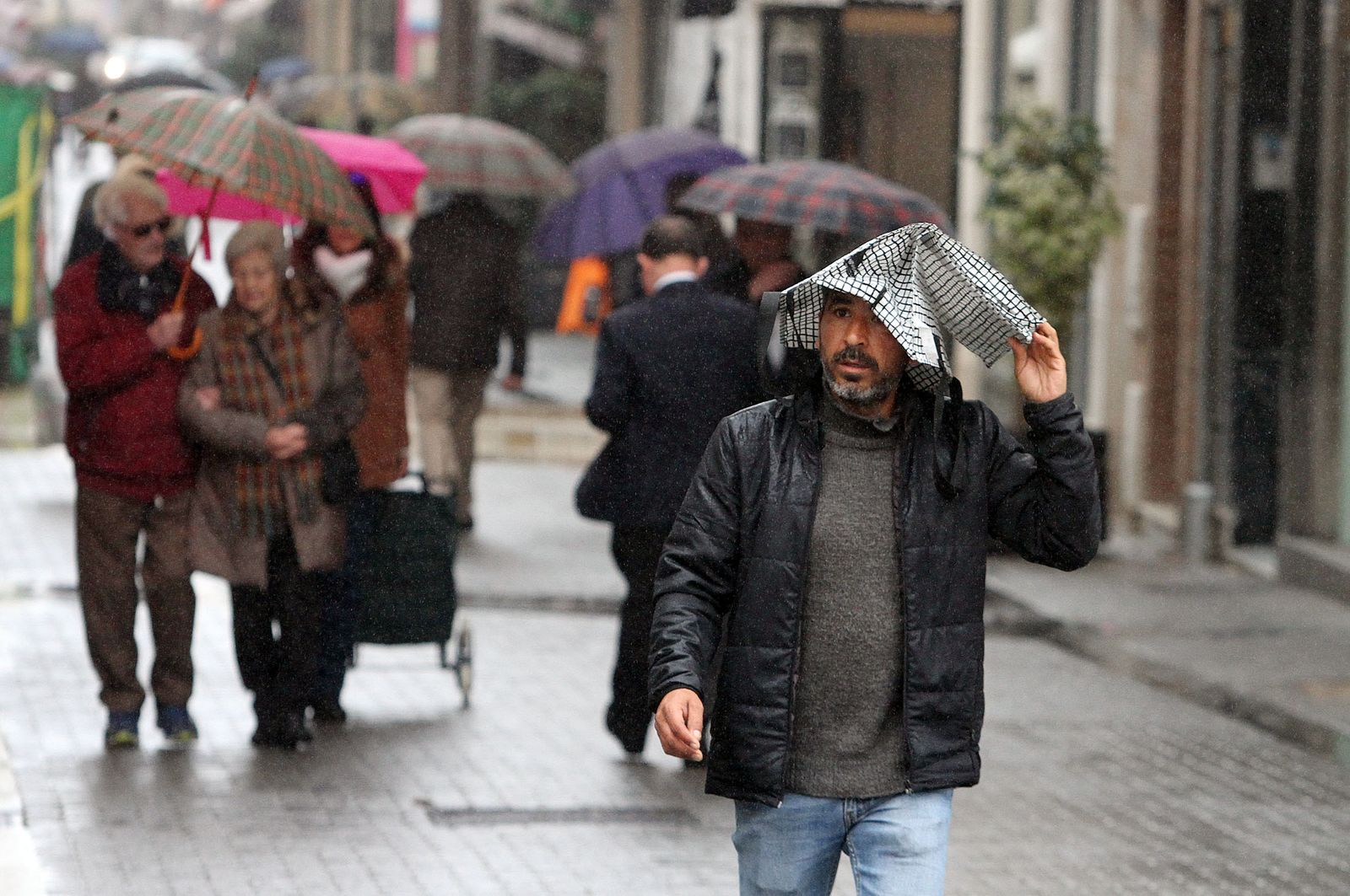 Una jornada de lluvia en la capital.
