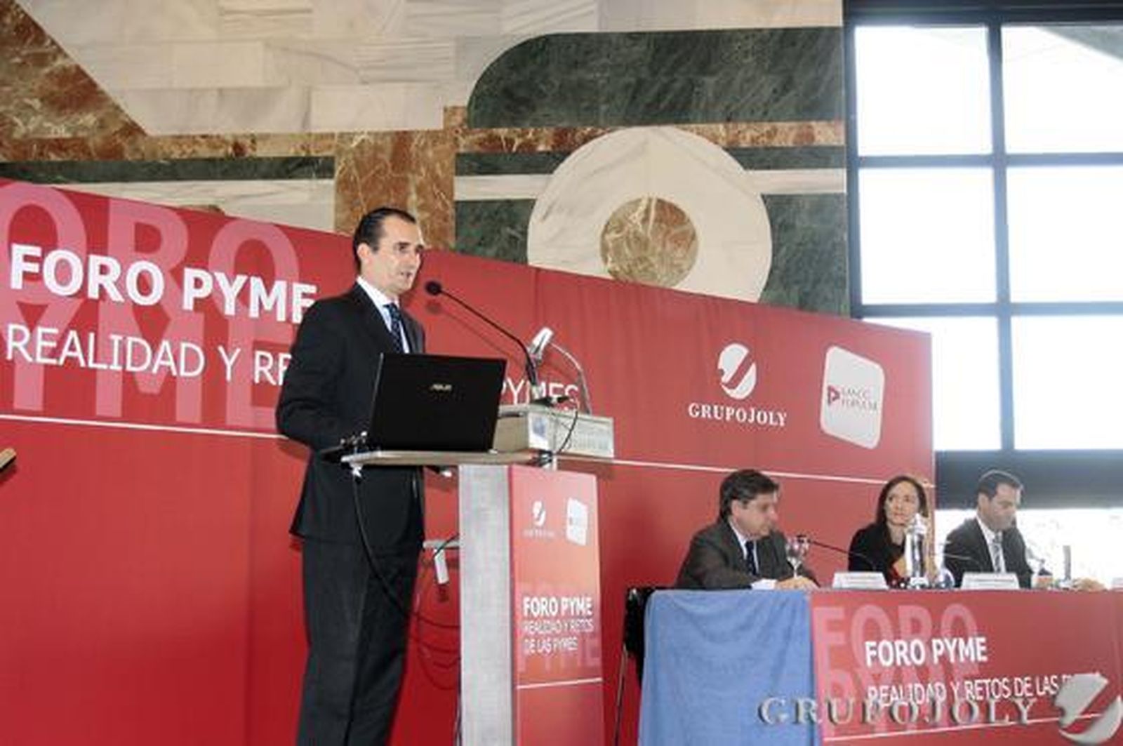 El director regional de Granada-Jaén, Jaime Lobo, explicó las políticas de financiación del Banco Popular.

Foto: Maria de la Cruz/ Pepe Villoslada