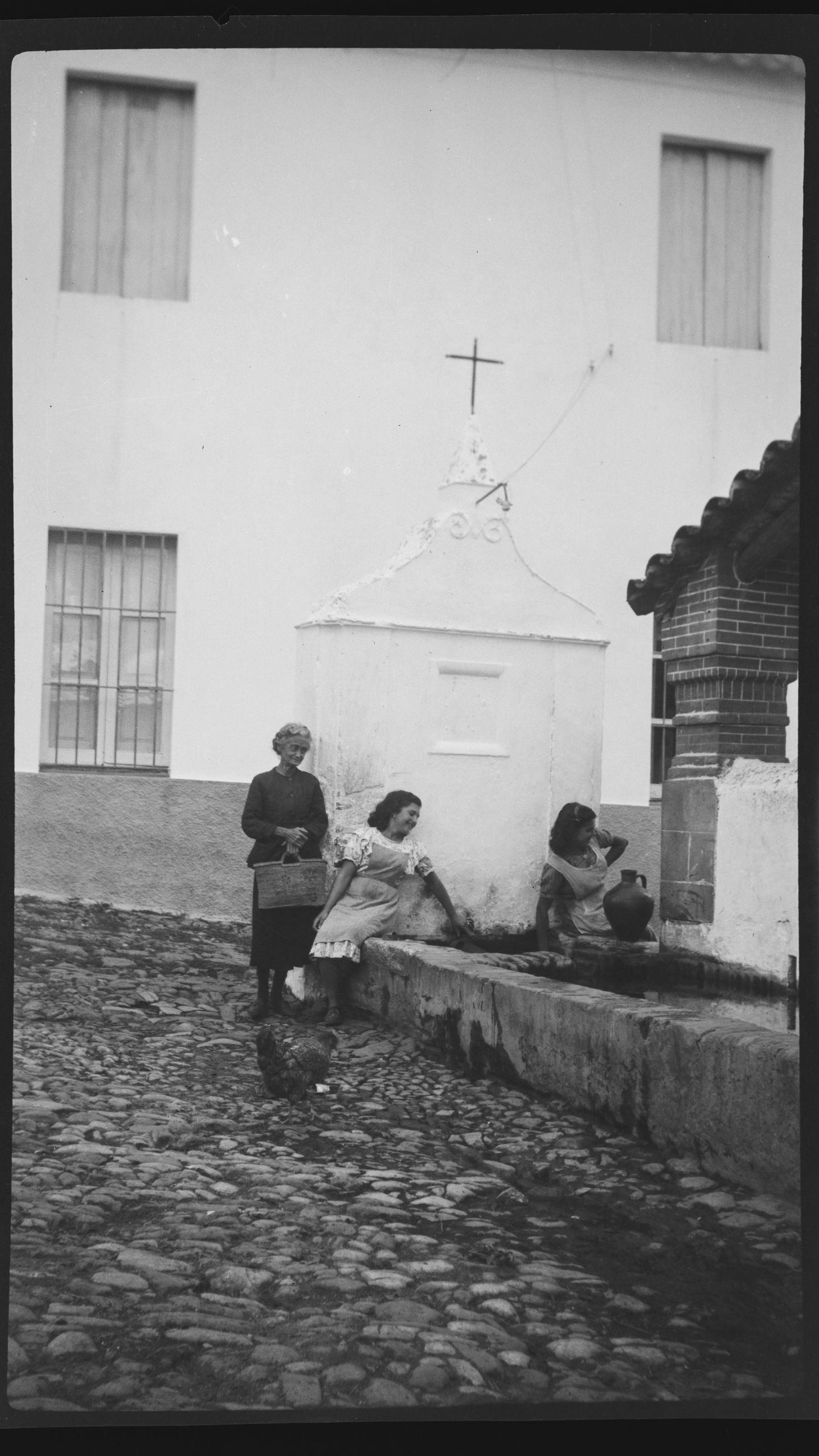 Mujeres en la Fuente de enmedio de Higuera de la Sierra.