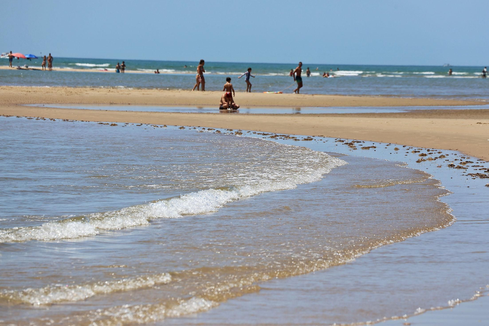 Ambiente en las playas de Huelva en la mañana de domingo