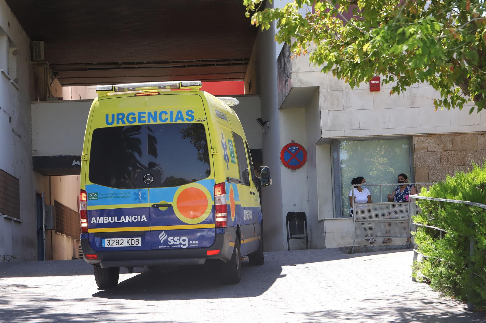 Una ambulancia accede al hospital de Jerez.