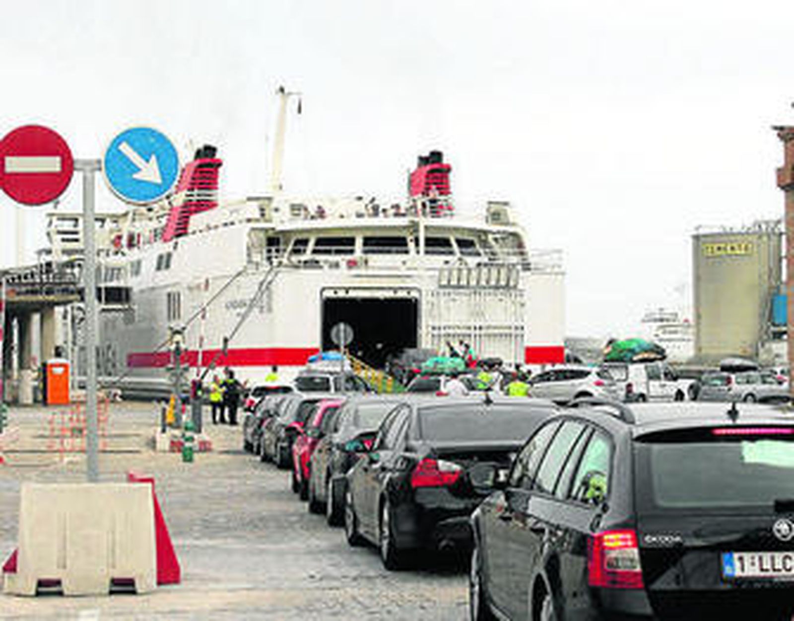 Embarque de vehículos en el ferry rápido  'Almudaina Dos' el domingo.