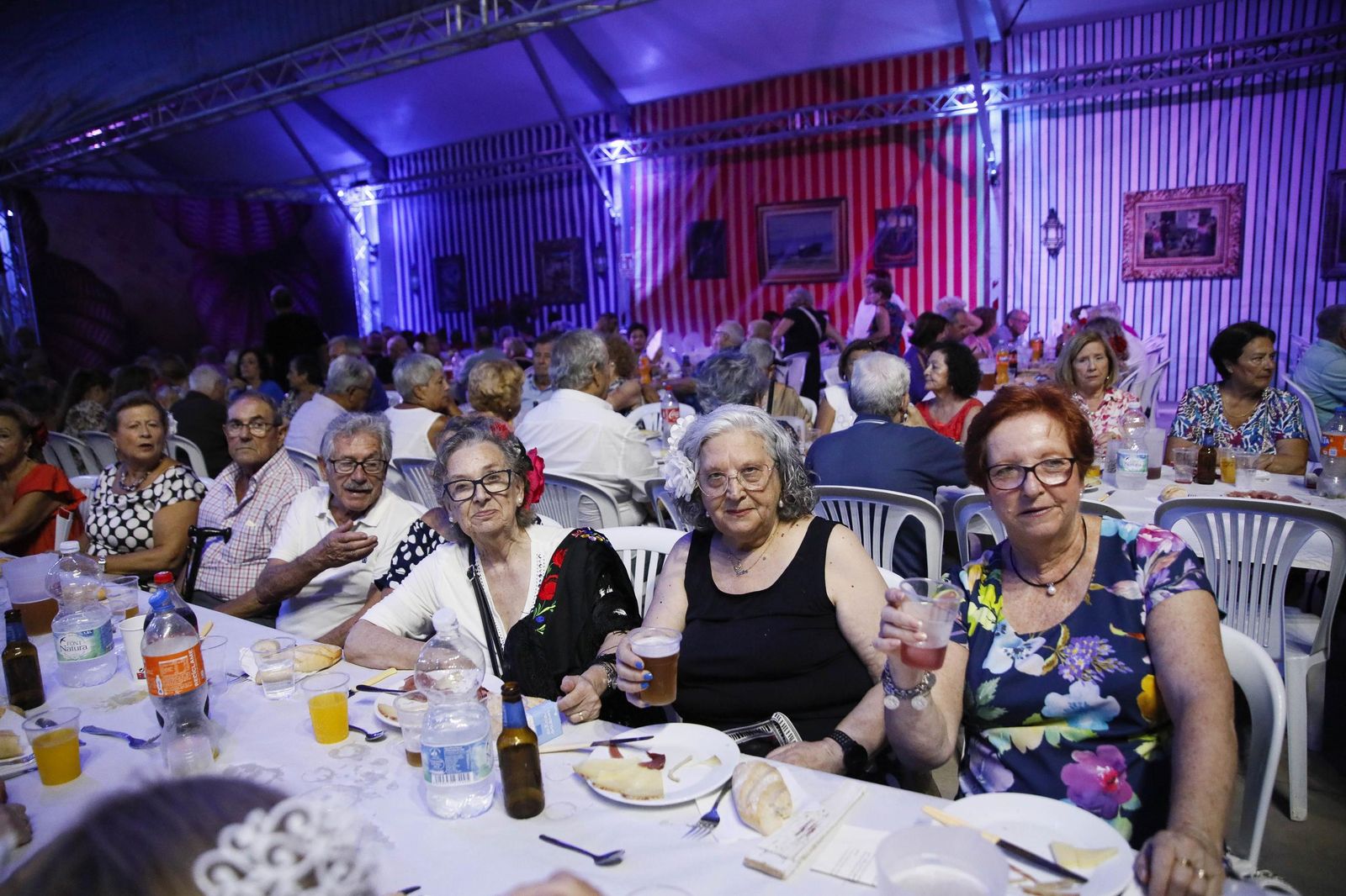 Las mejores imágenes del homenaje a los mayores en la caseta municipal de Almería