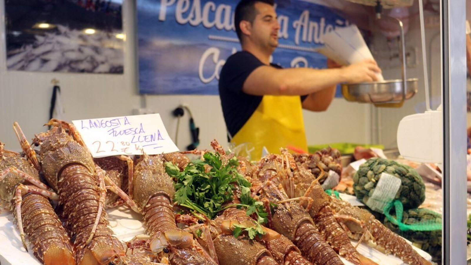 El puesto de la Pescadería Antoñito, en el Mercado de Puerto Real
