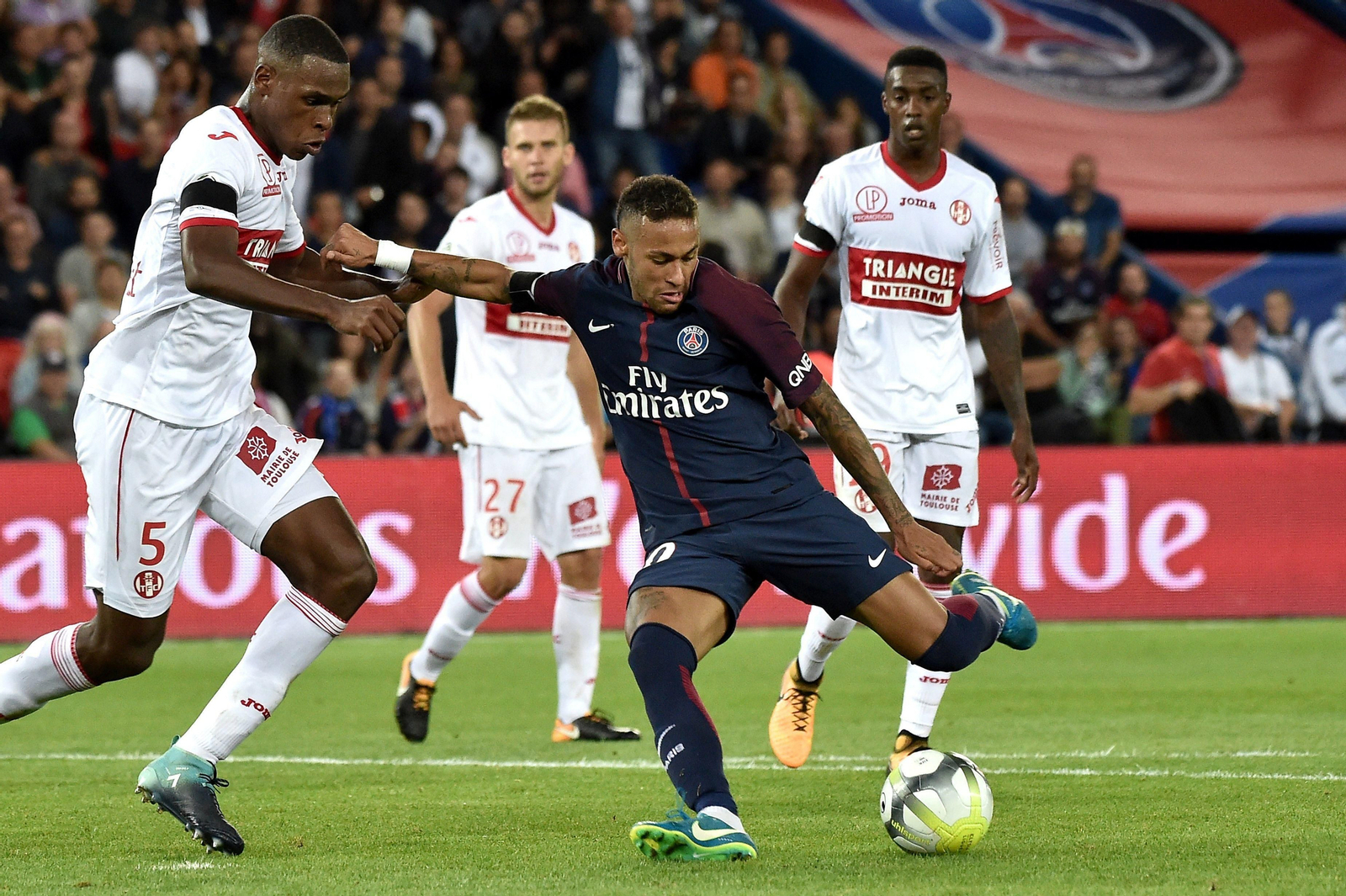 Issa Diop presiona al brasileño Neymar.