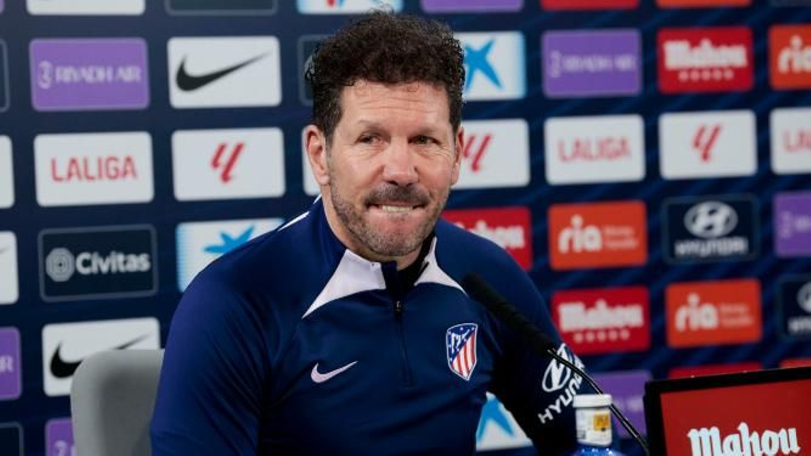 Diego Pablo Simeone escucha la pregunta de un periodista en la sala de prensa de la Ciudad Deportiva del Atlético de Madrid.