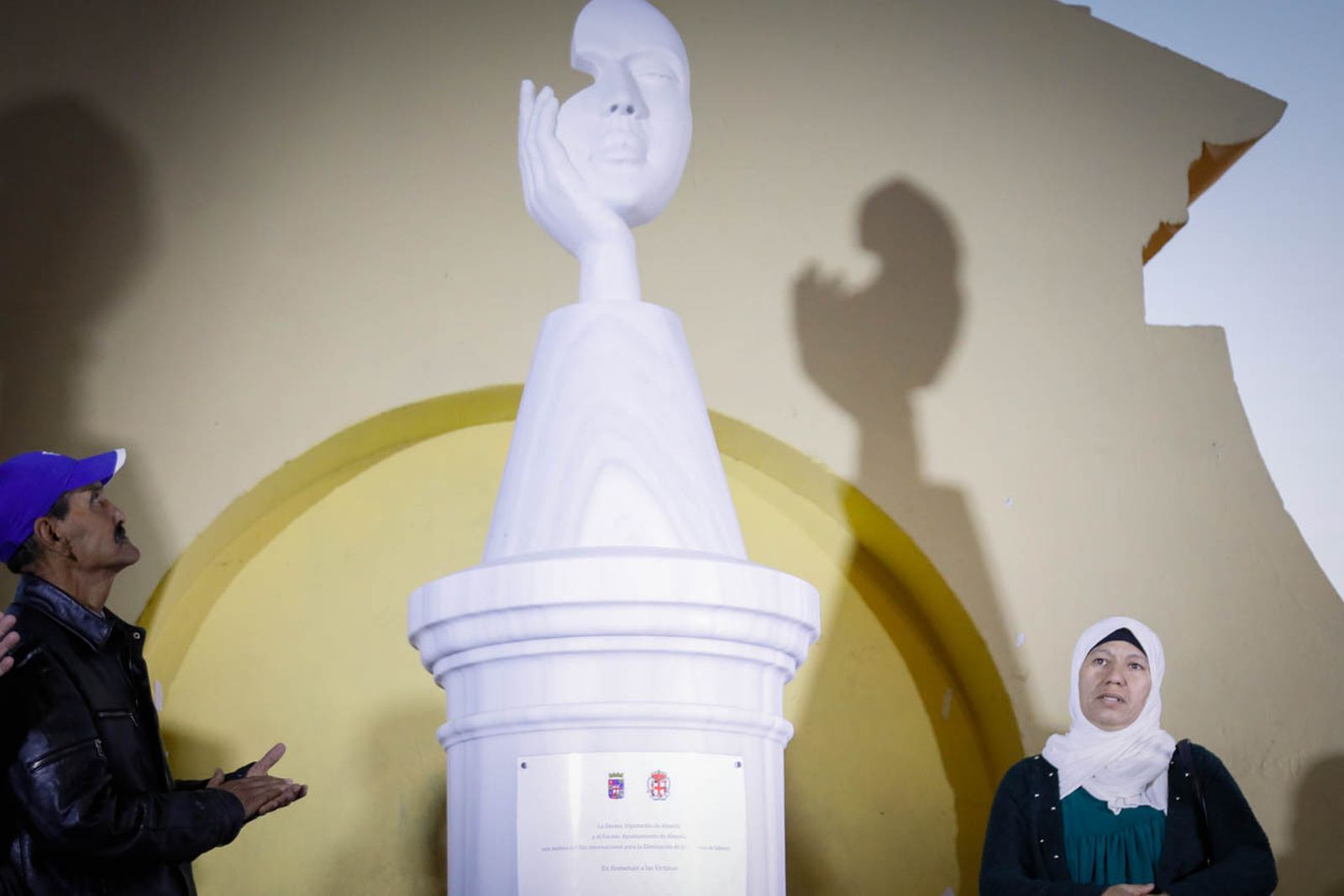 Imágenes del monolito en homenaje a las víctimas de violencia de género