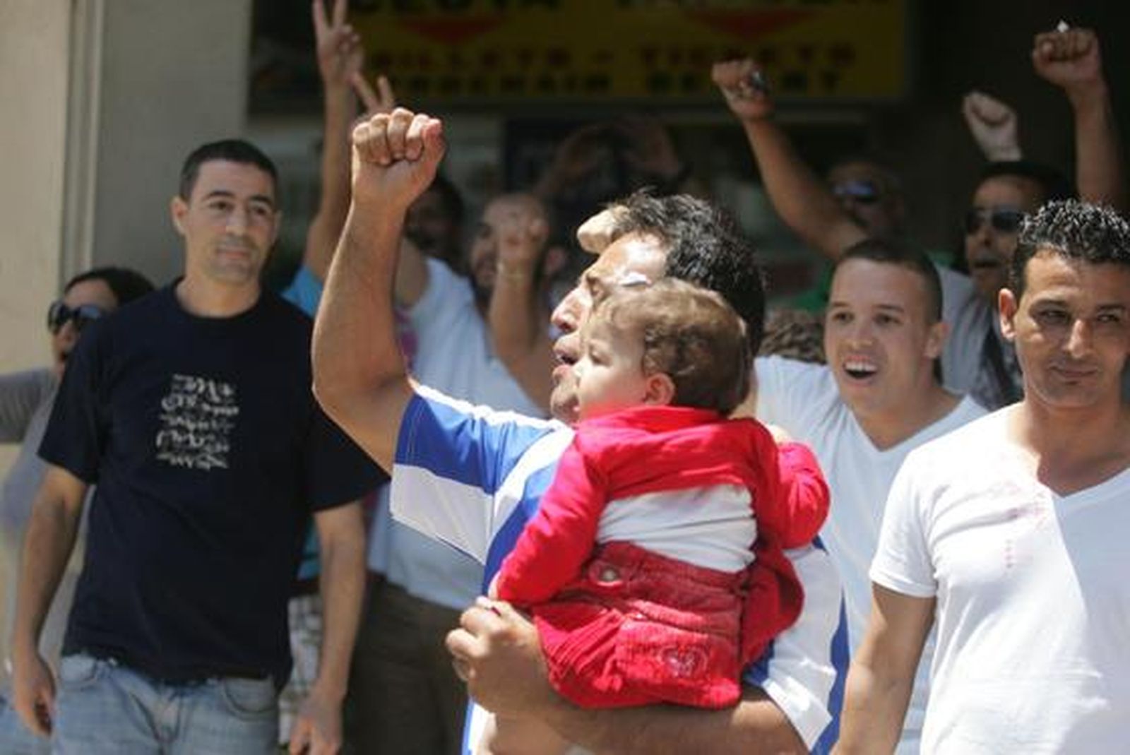 Unas 200 personas reclaman el Sahara libre antes el Consulado de Marruecos donde les responden unos 30 marroquíes gritando y besando la bandera de su país./Fotos:J.M.Quiñones

Foto: J.M.Q.