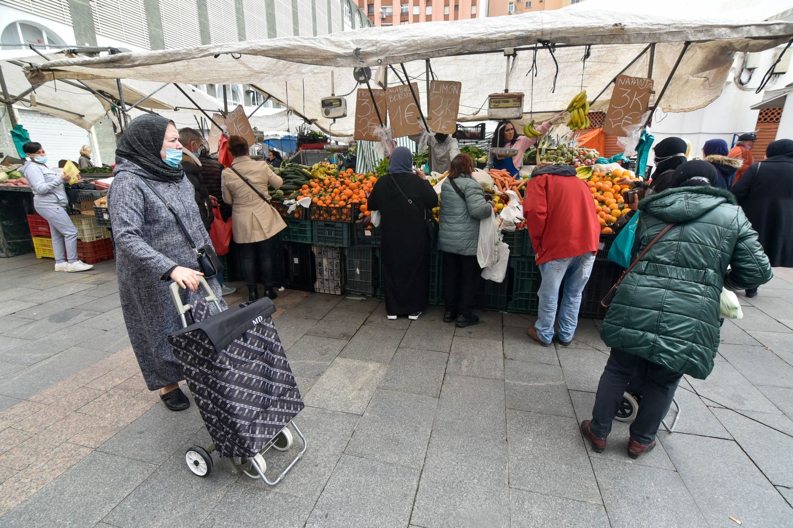 Varias mujeres hacen la compra en Algeciras.