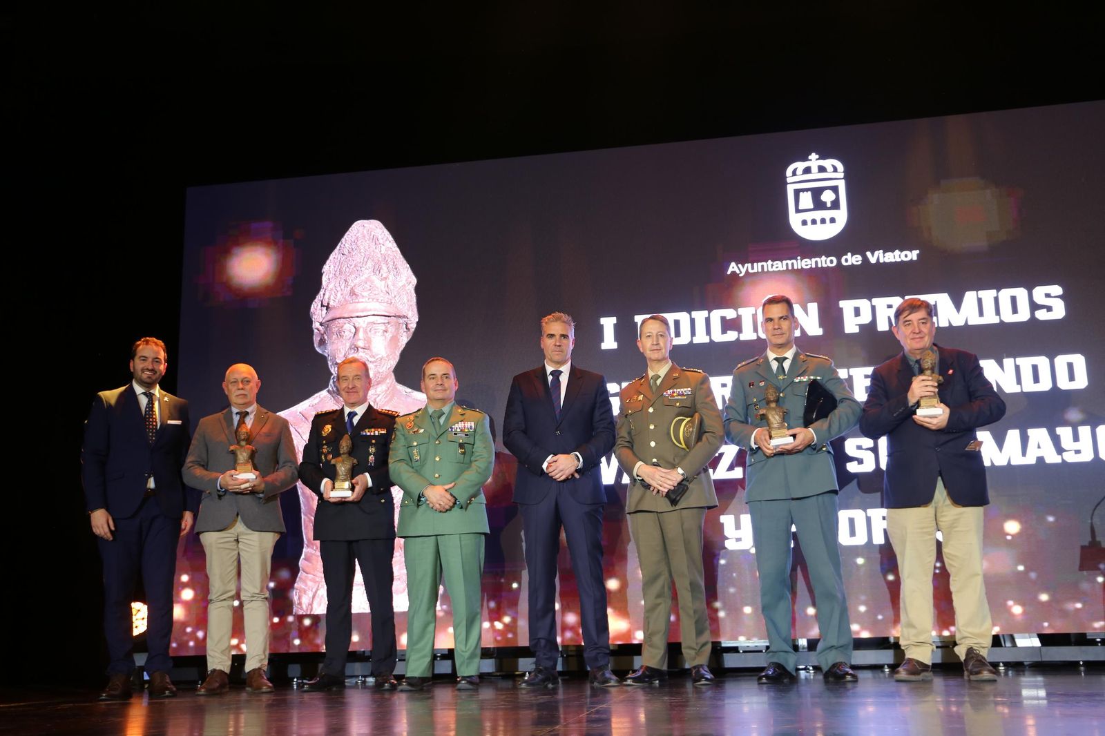 El alcalde de Viator con los premiados.