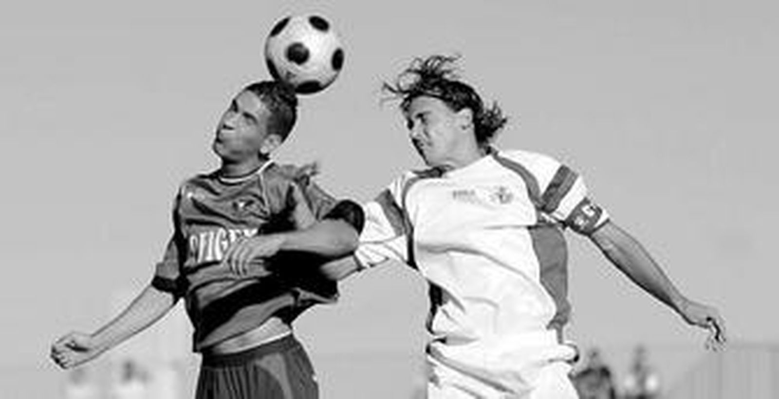 El chiclanero Ati (d) volvió a jugar de inicio en el encuentro disputado en el campo palaciego.