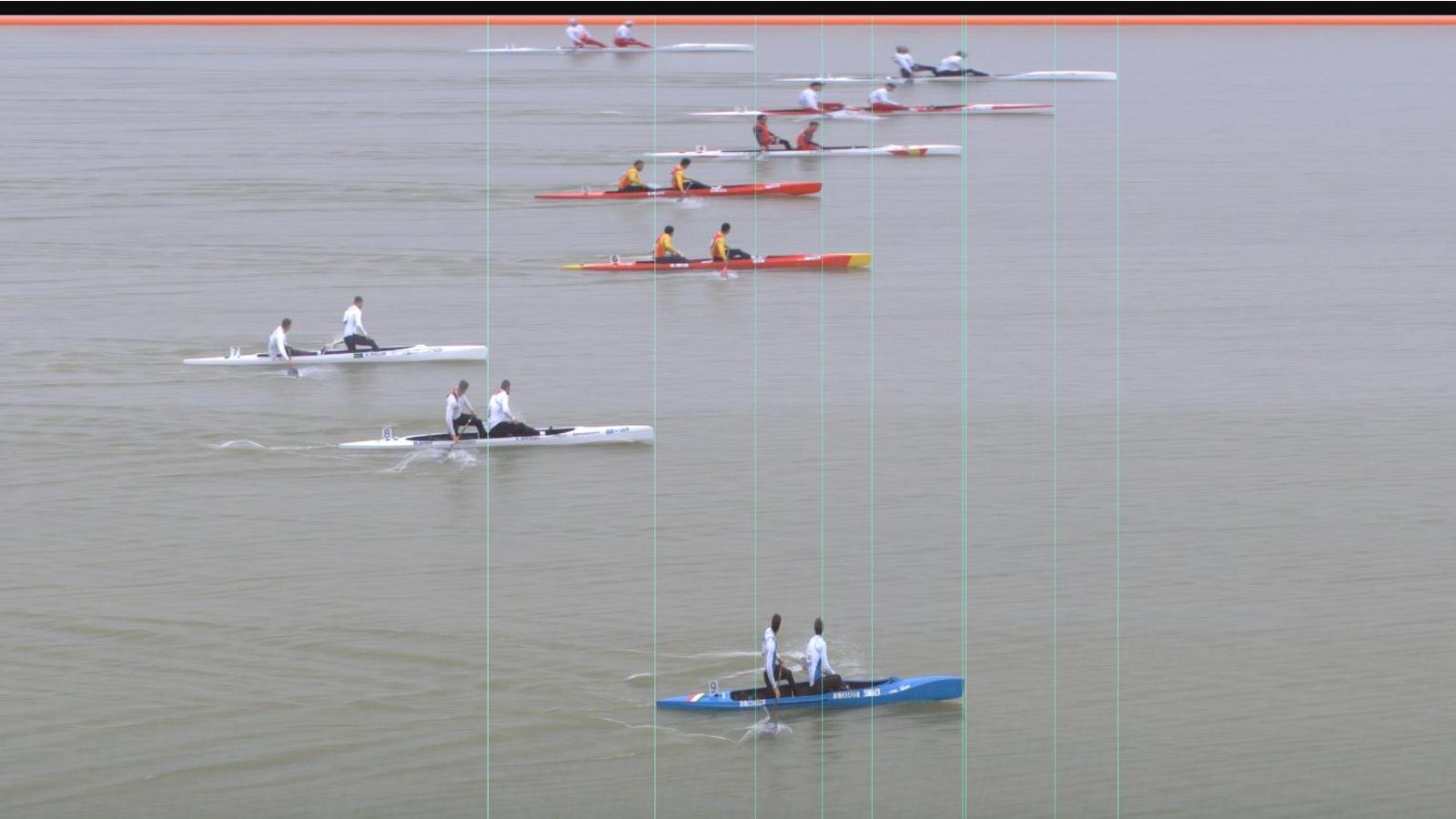 La foto finish con el bote italiano, abajo, superando sobre la línea de meta al español.