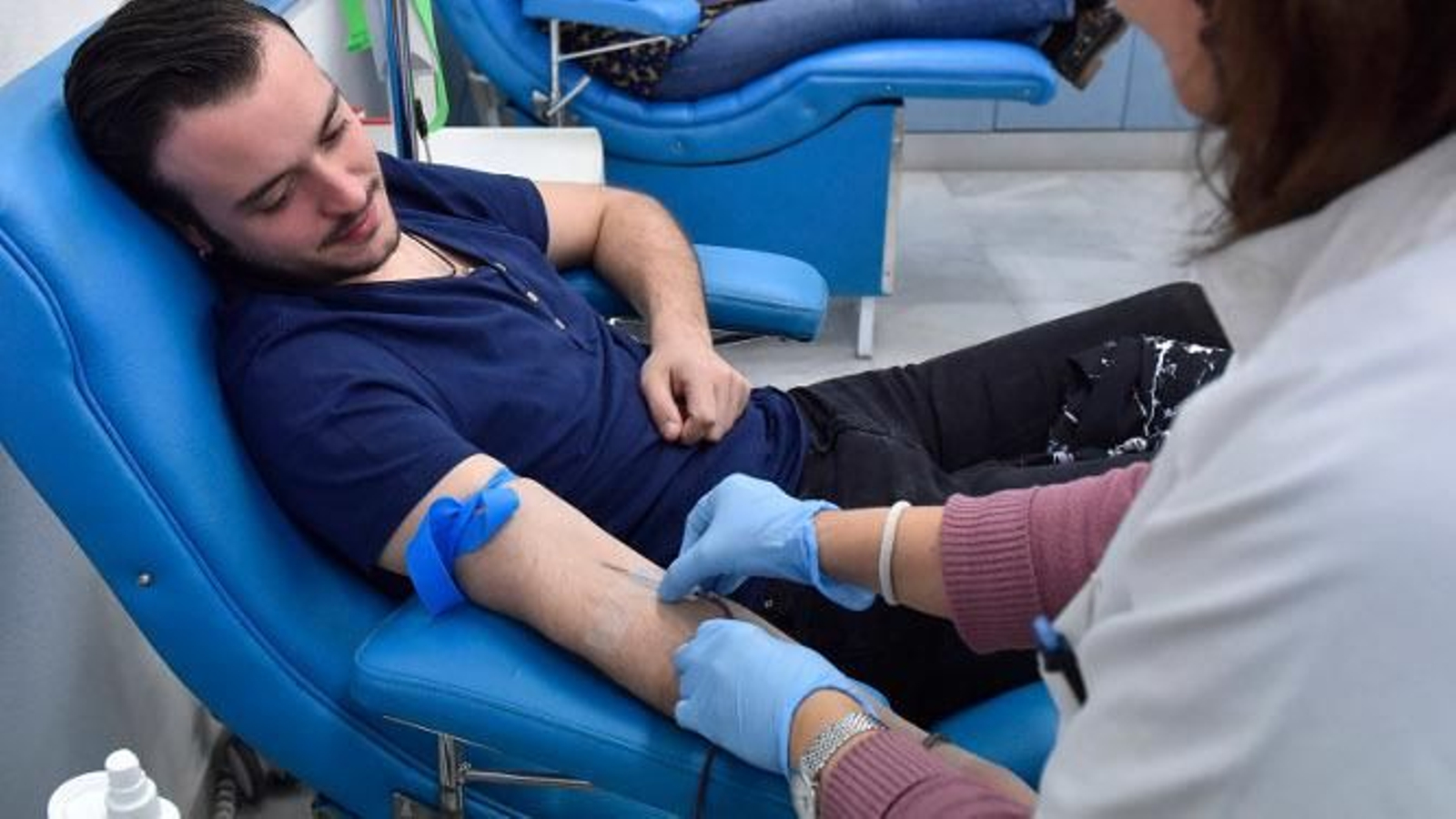 Un joven donando sangre. Un joven donando sangre.