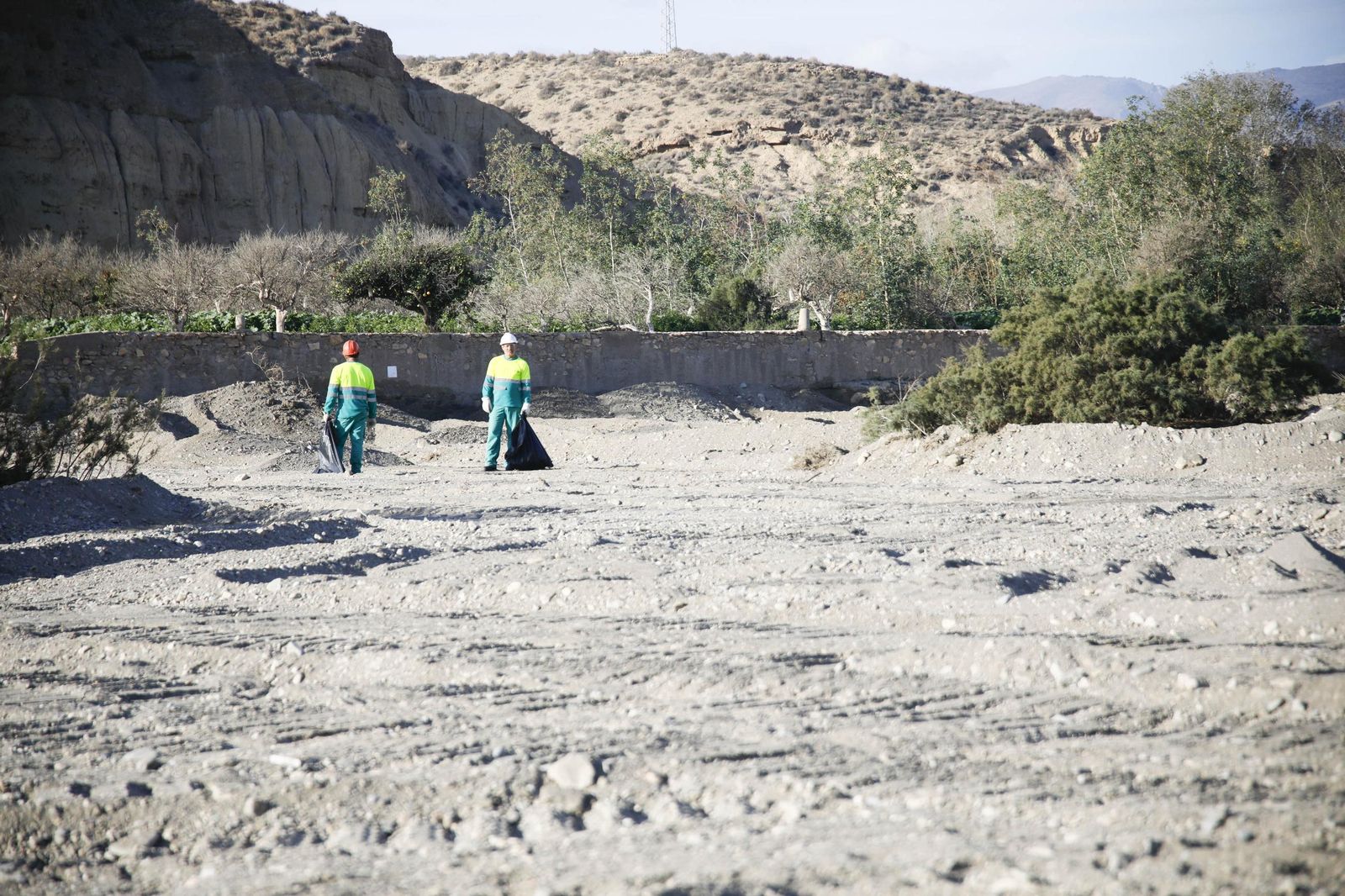 Las imágenes de la visita las obras de restauración hidrogeomorfológica y de naturalización del cauce del río Andarax, en Rioja