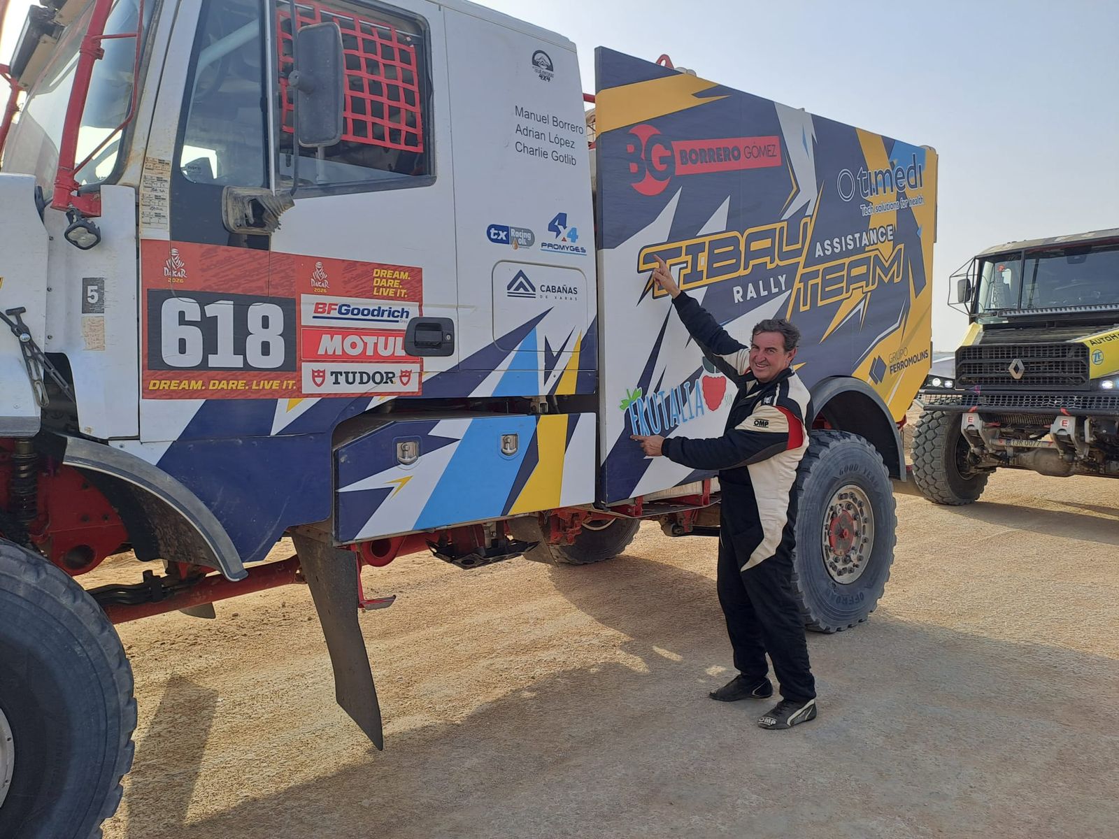 Manuel Borrero, al finalizar la prueba junto a su camión.