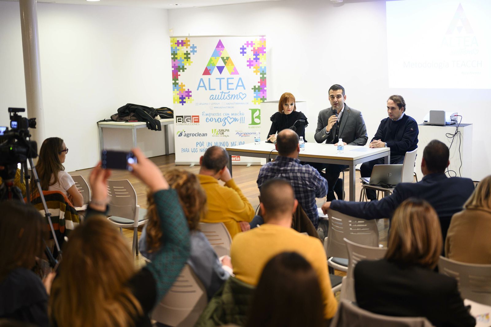 Curso para ayudar a las familias con niños con trastorno del espectro autista.