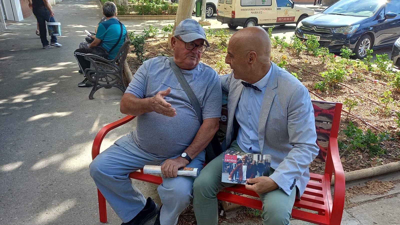 Hurtado charla con un vecino en su banco electoral.