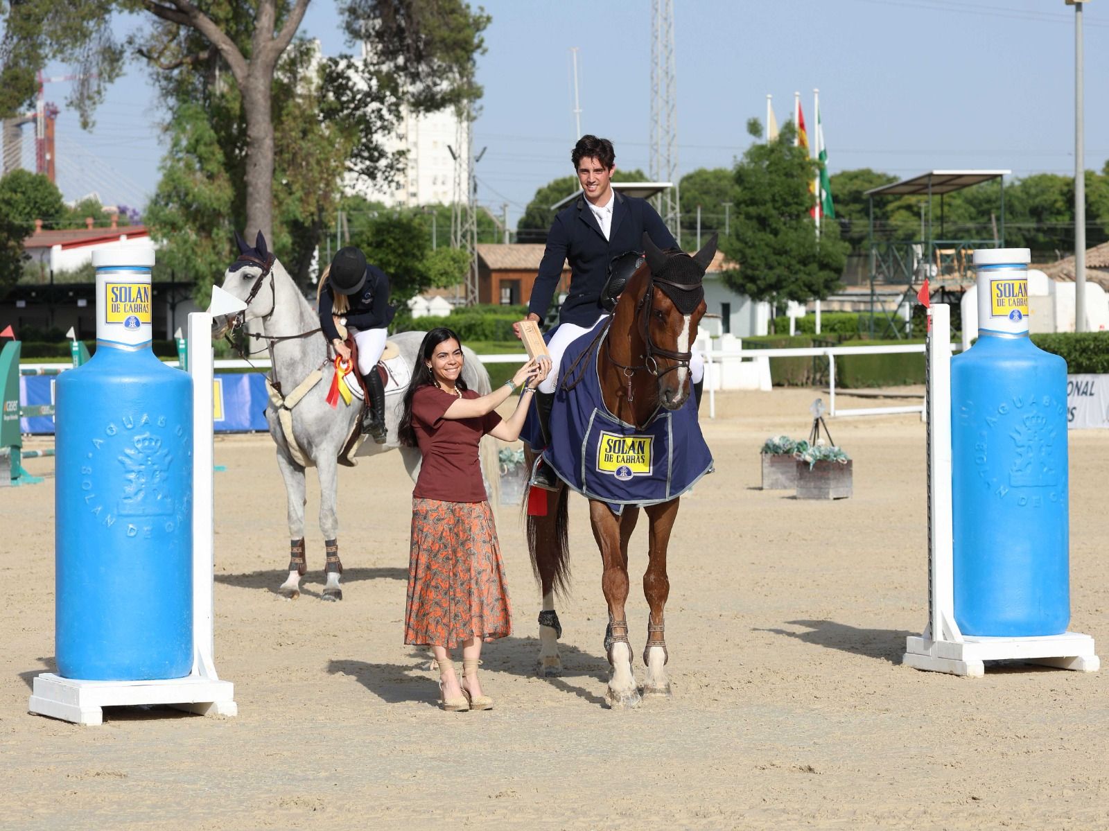 José Carlos García recibe el premio de manos de Clara Jiménez, responsable de marketing de Solán de Cabras.