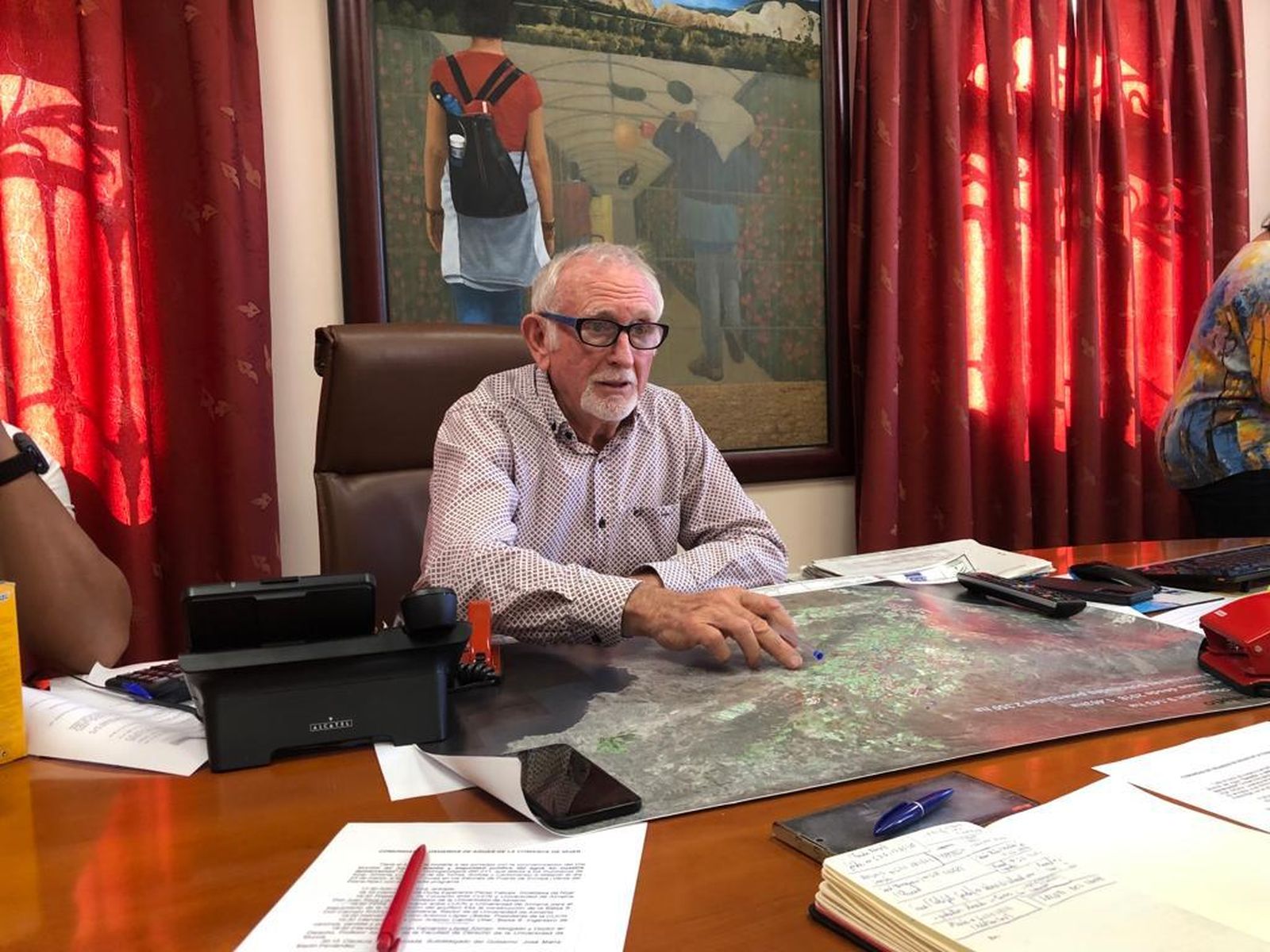 Antonio López, presidente de la CUCN, muestra en un mapa las parcelas de riego de la comunidad.
