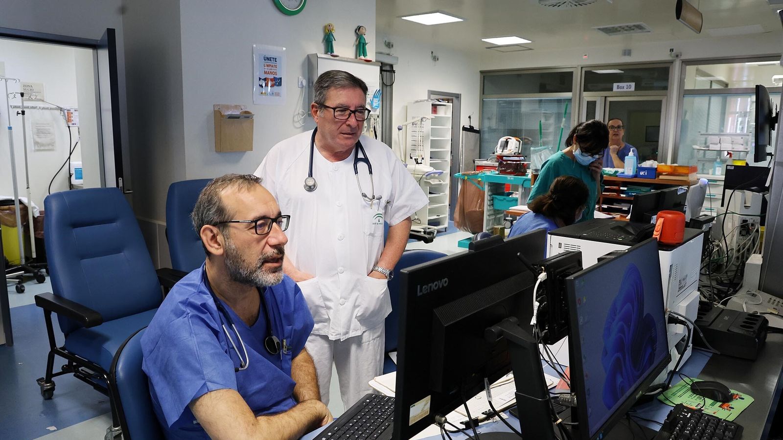 El jefe de servicio de la UCI, Juan Carlos Martínez (de blanco) en la Unidad de Cuidados Intensivos.