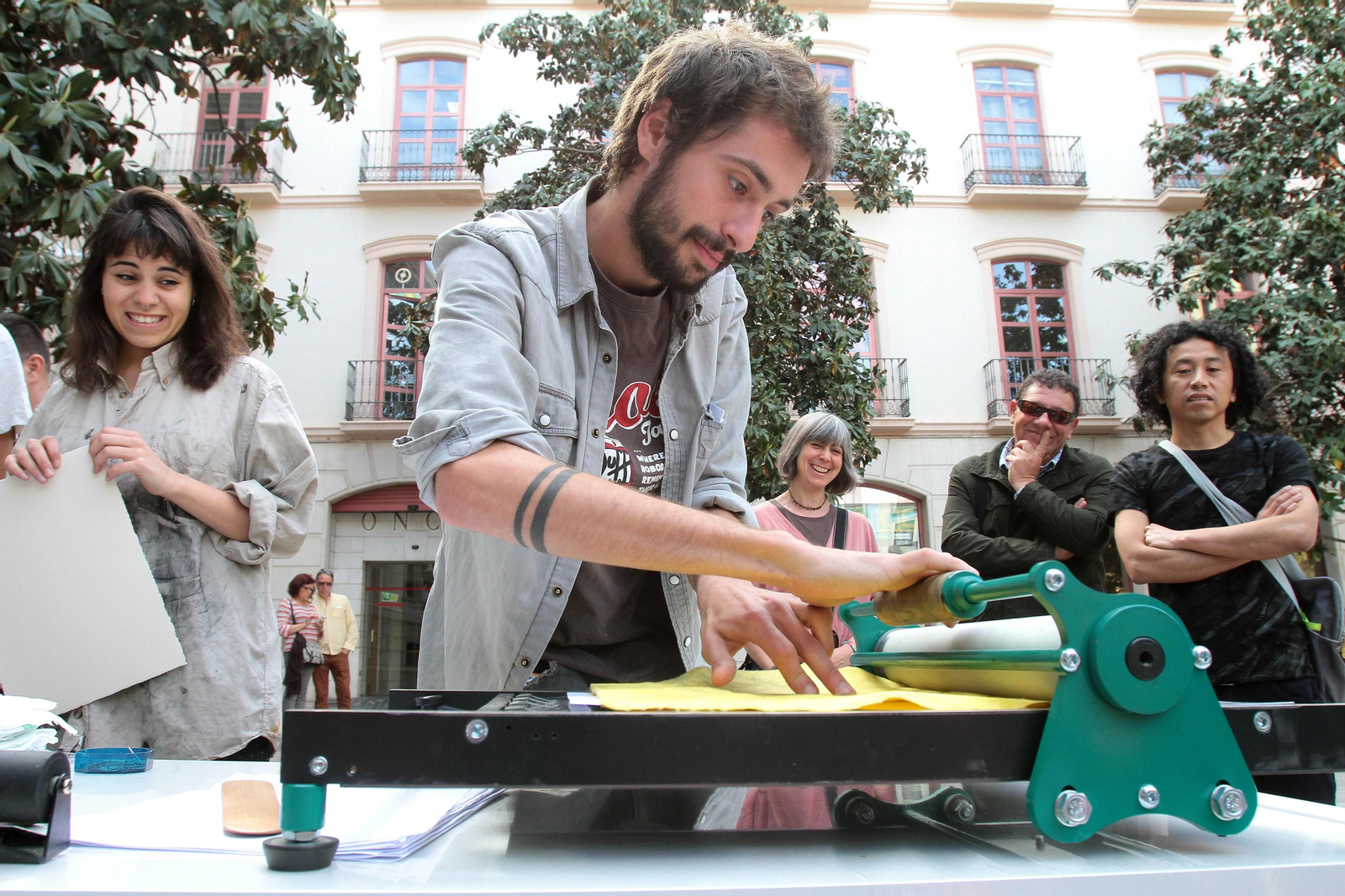 Un estudiante de la Escuela de Arte realizando uno de los grabados.